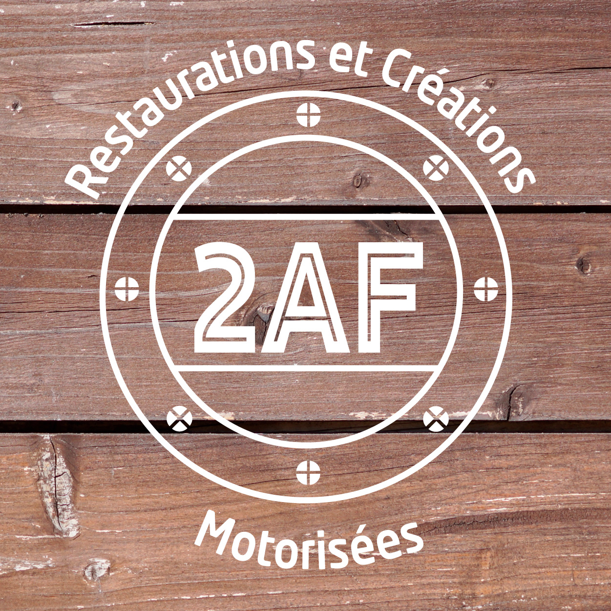 Logo avec rappel de la matière ; déclinaisons du logo pour différentes plateformes.