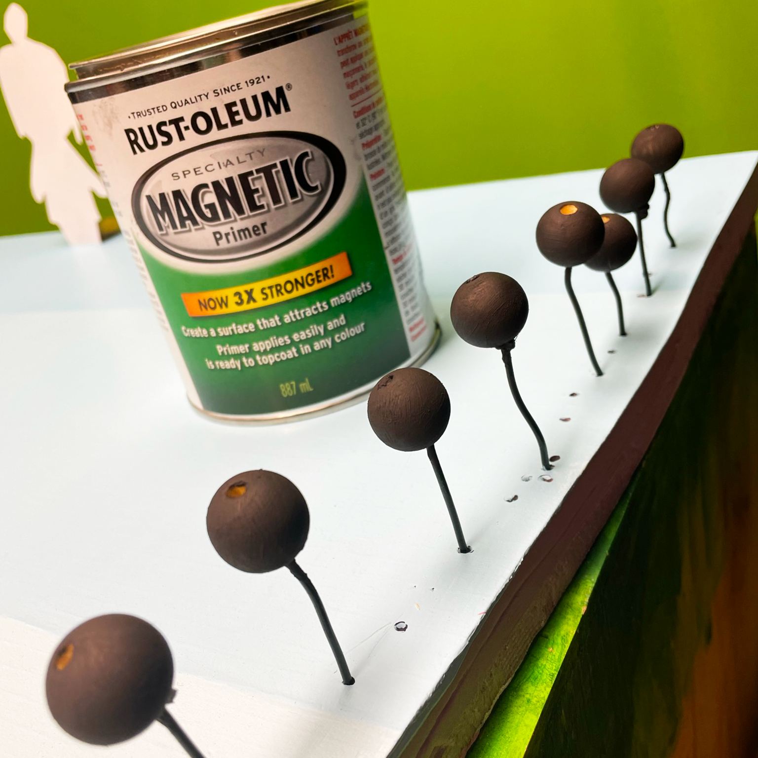 Wooden beads coated with magnetic paint