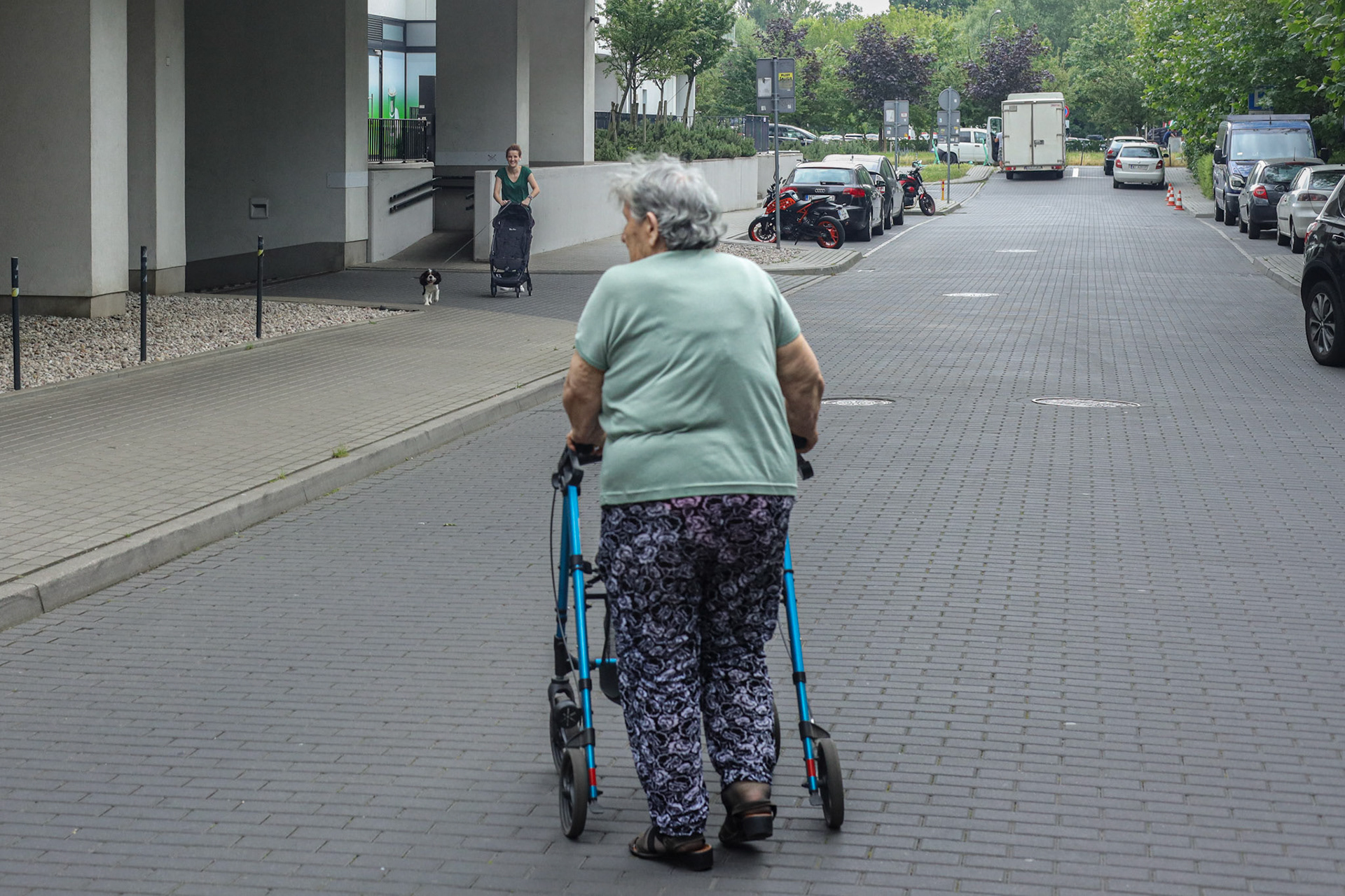 80-year-old Ms Teresa meets a young woman who also has a wheelchair.