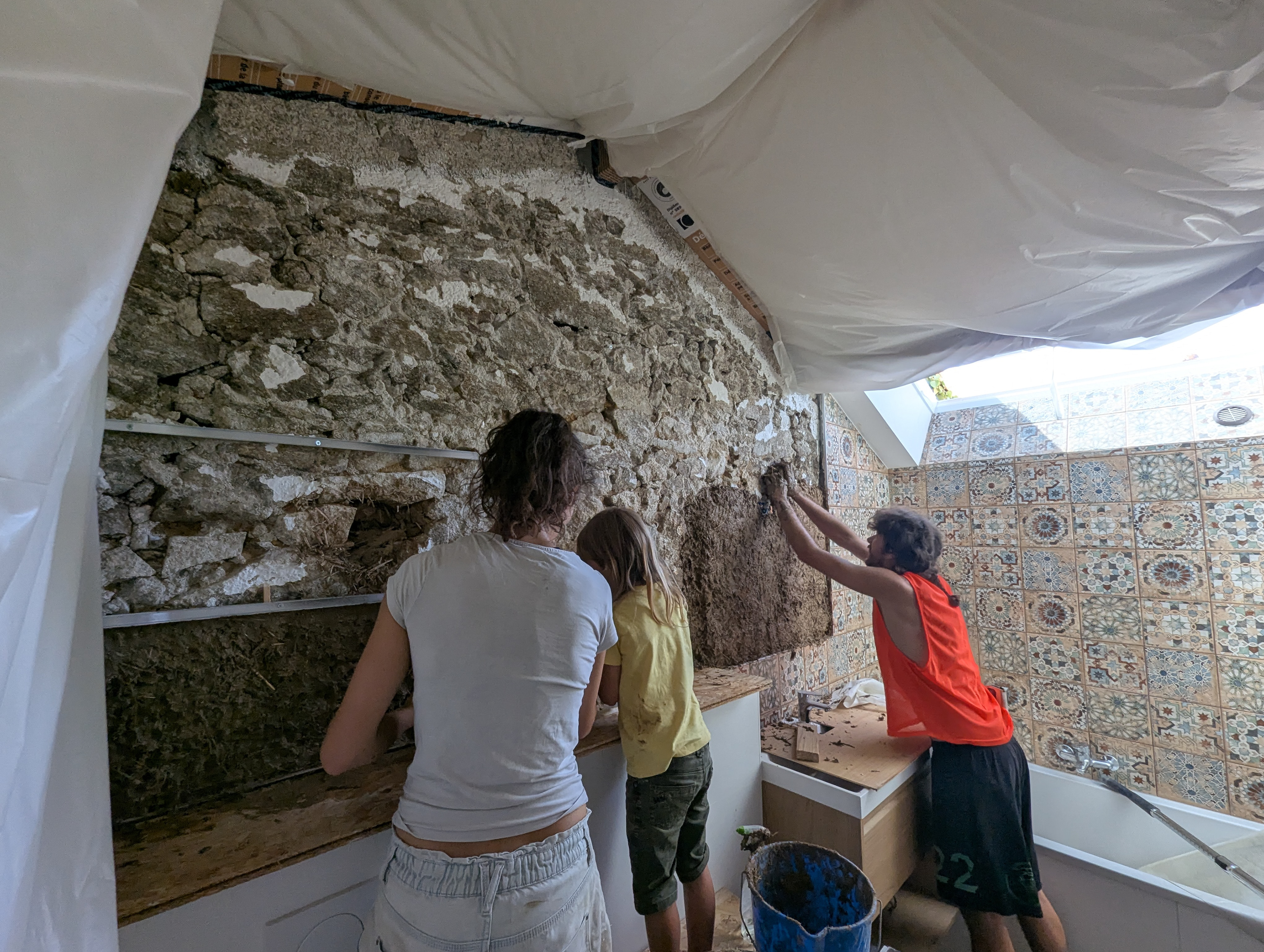 Terre crue sur mur pierre pour gestion de l'humidité