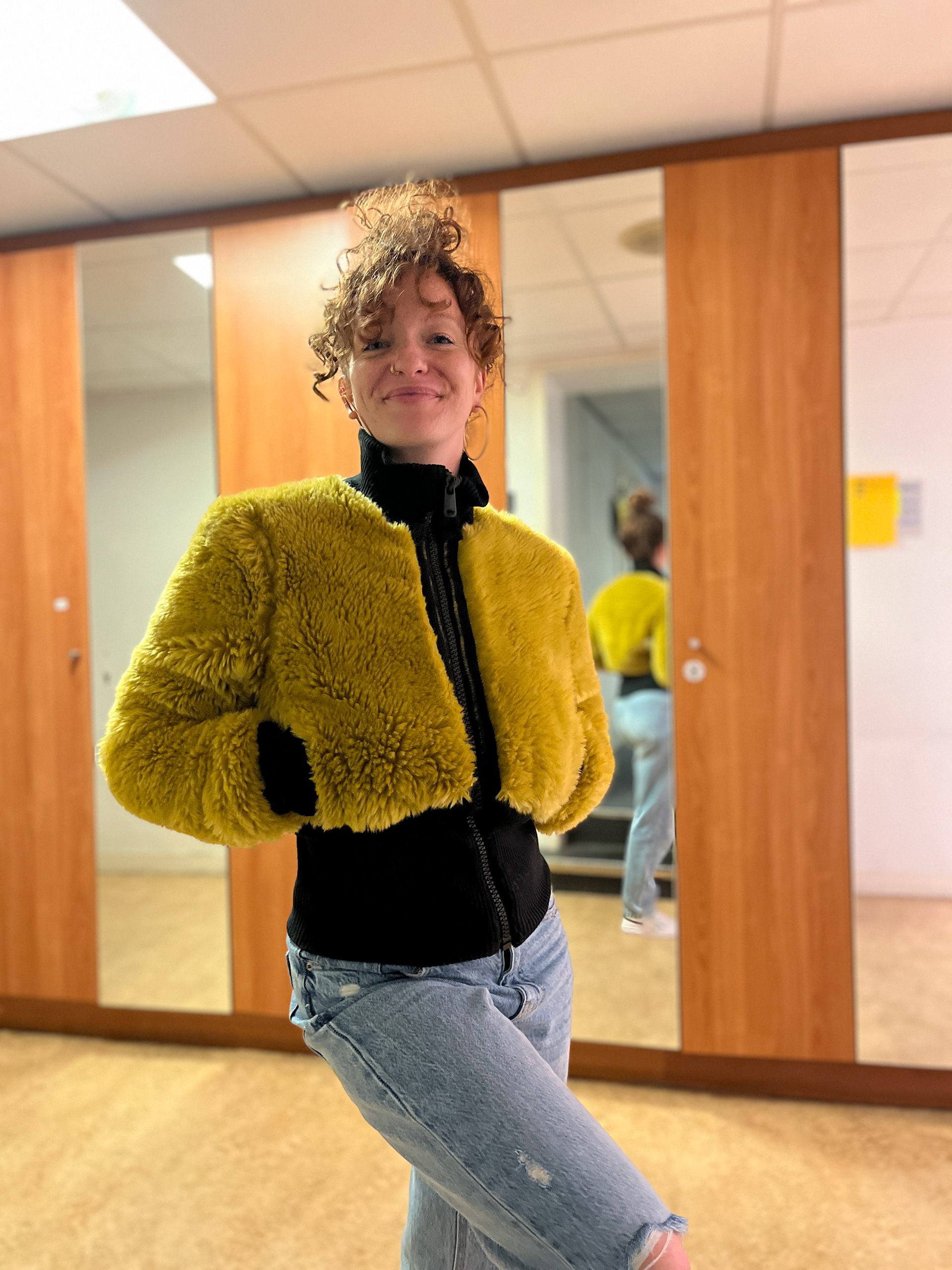 Emma porte un blouson fausse-fourrure