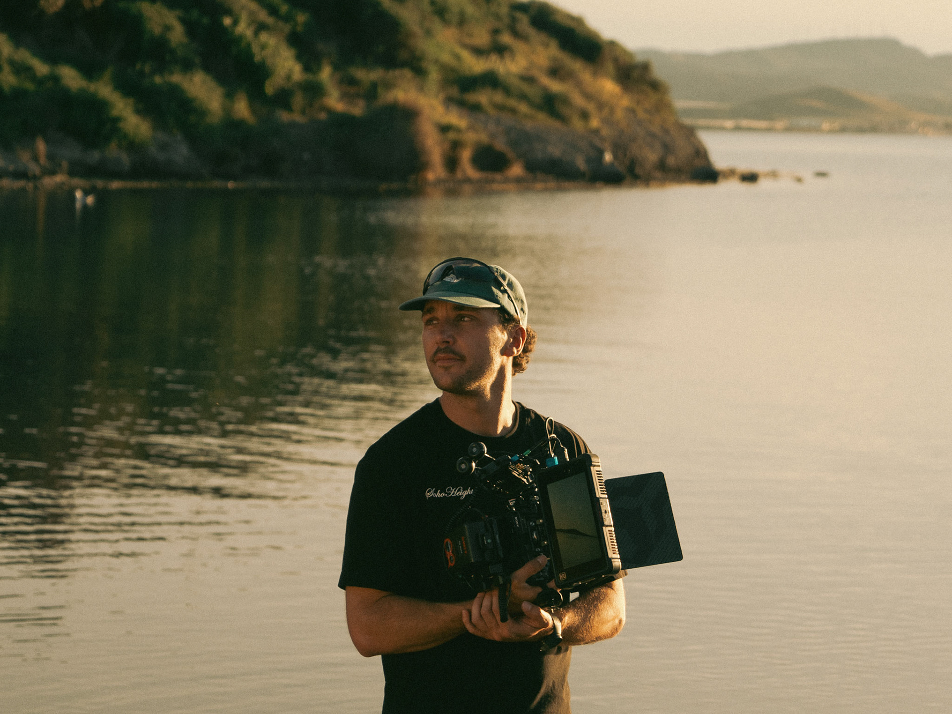 Hoy y tras 9 años de experiencia en el sector, he realizado proyectos como Realizador, DOP, Filmmaker y Fotografo. Sin duda con un objetivo común, que cada pieza tenga presente mi identidad personal.  Actualmente resido entre Elche y Dénia (Alicante) y tengo un equipo completo propio para realizar cualquier tipo de proyecto.