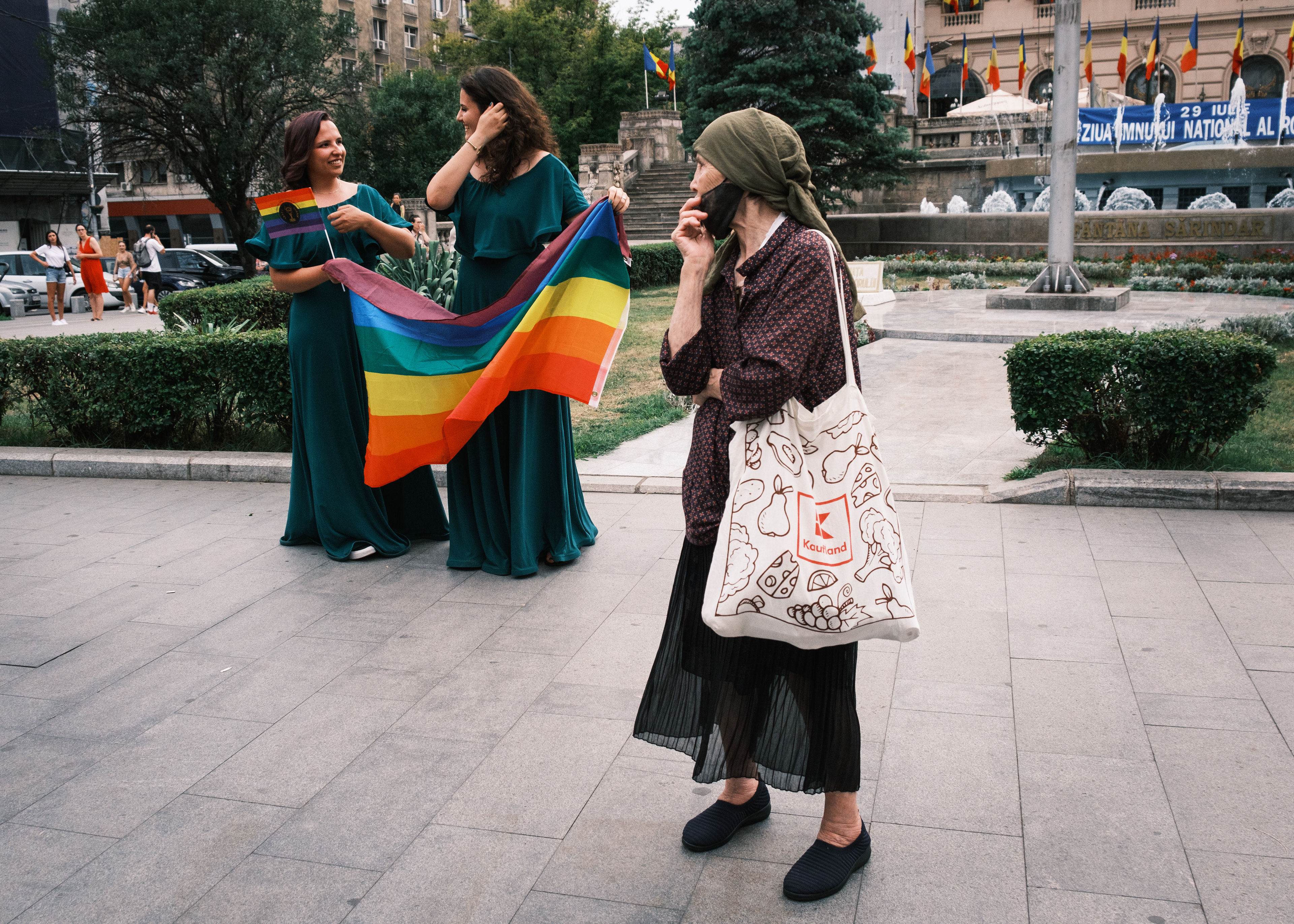 Asociaţia ACCEPT a organizat, sâmbătă, Bucharest Pride 2023, eveniment al comunităţii LGBTQIA+ și a anunțat că la marș au participat peste 25.000 de persoane. Manifestanții au cerut drepturi egale pentru toți cetățenii, indiferent de orientarea sexuală. Marșul s-a încheiat în Parcul Izvor, cu o petrecere, pride 2023, pride 2024, pride 2025