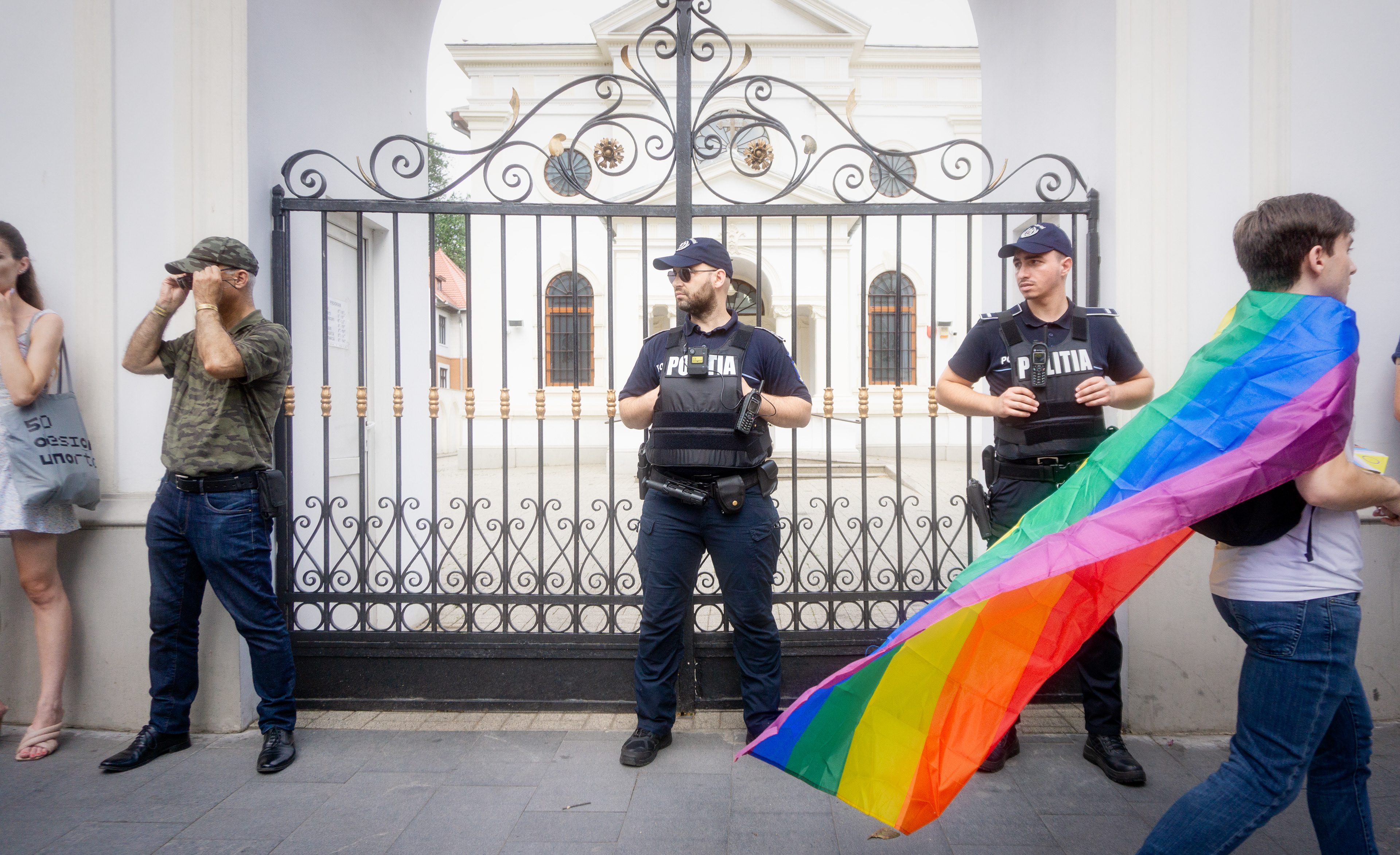Protest, mars, marsul pride, pride 2023, pride 2024, pride 2025, bucuresti, calea victoriei inchisa, bulevard blocat, trafic blocat, tineri, protestatari, asociatia accept, mozaiq, ong-uri, politia romana, jandarmeria, steagul pride