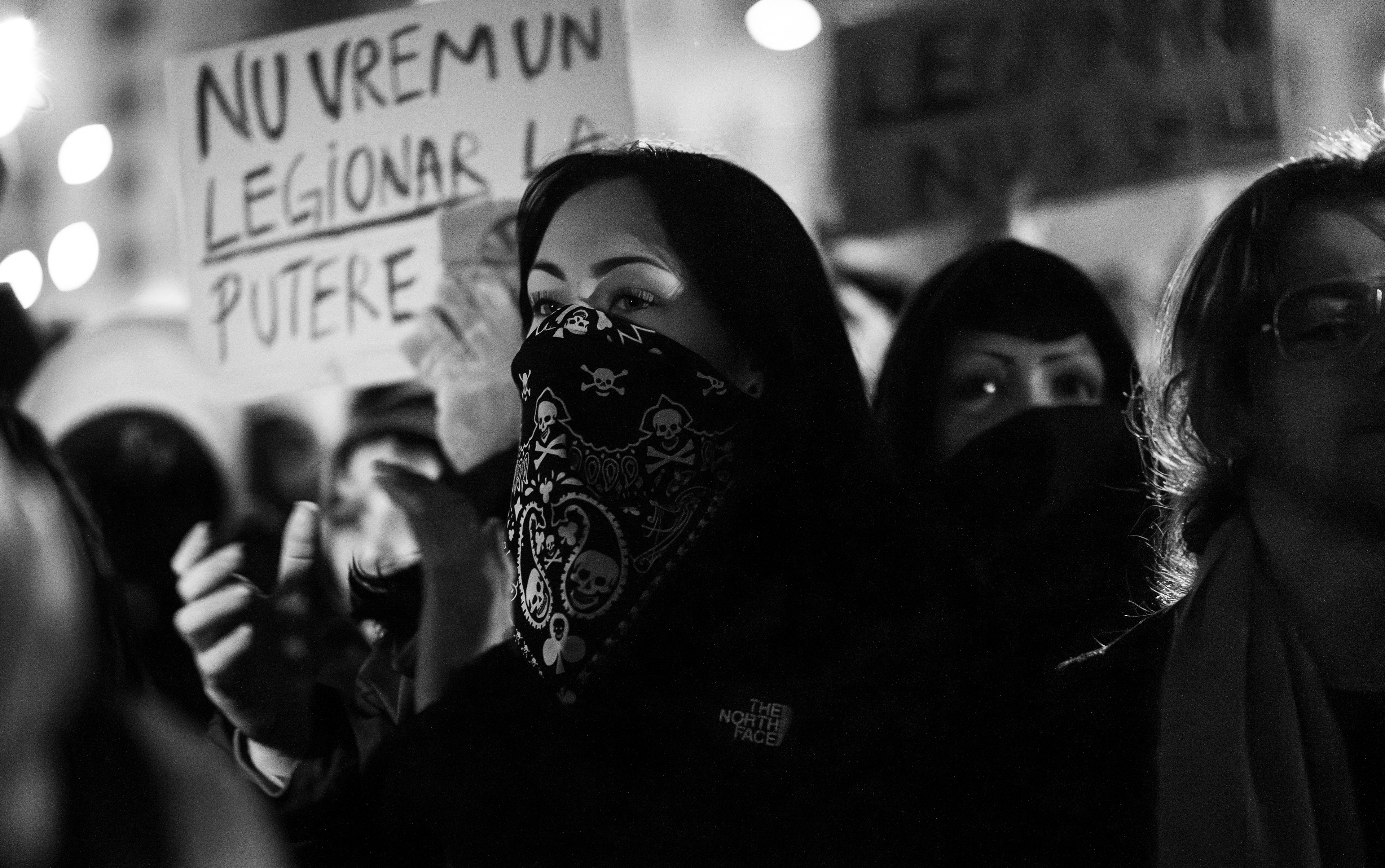 Noi proteste anti-Georgescu. anti-fascism în Bucureşti Se strigă: „Legiunea nu face naţiunea” / „Nu votaţi un dictator, tinerii vă cer în cor”