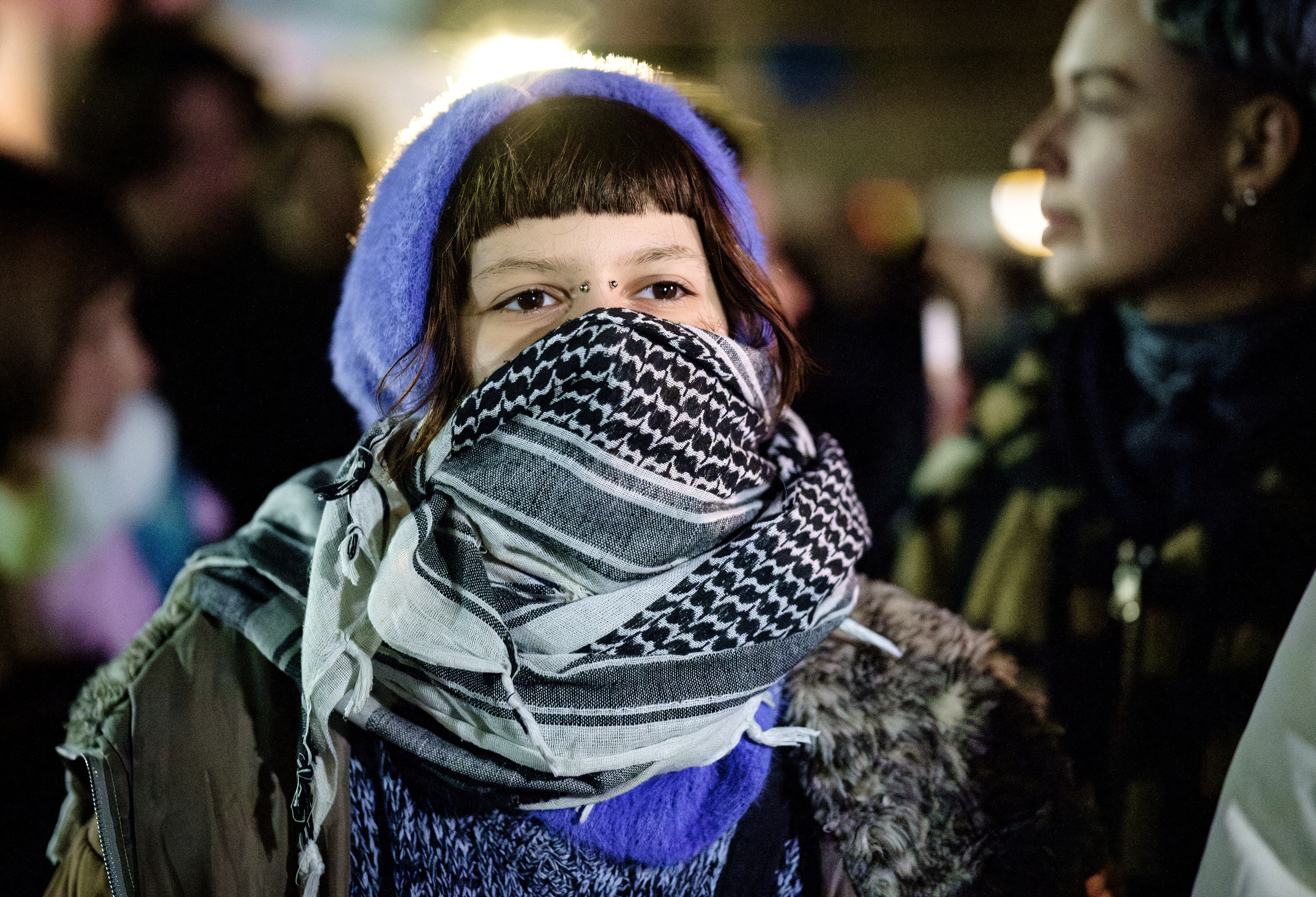 Noi proteste anti-Georgescu. anti-fascism în Bucureşti Se strigă: „Legiunea nu face naţiunea” / „Nu votaţi un dictator, tinerii vă cer în cor”