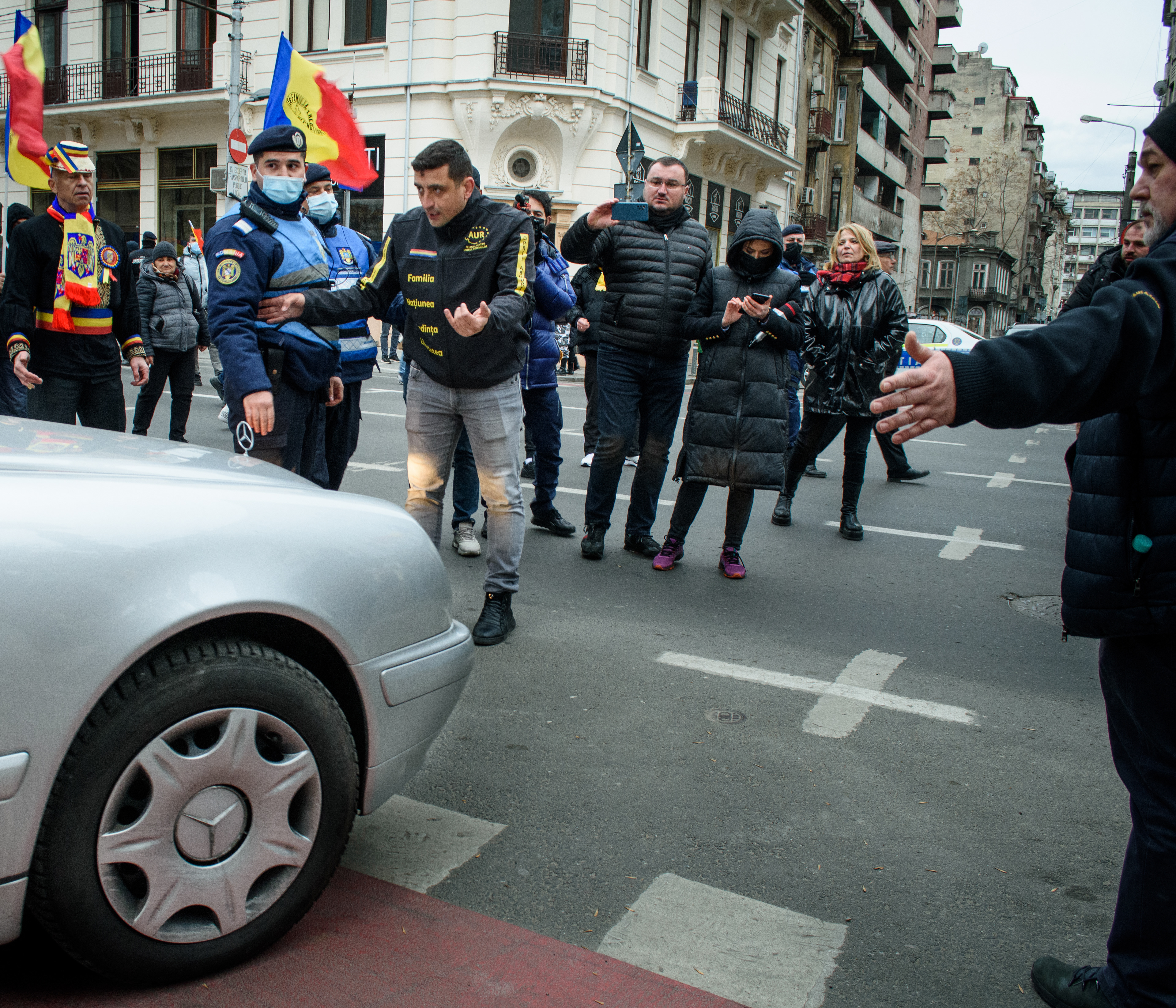 protest aur, george simion, aur, partidul aur, proteste 2025, proteste bucuresti, piata universitatii, bulevard blocat, strada inchisa, bucuresti trafic, politia romana, jandarmeria, bulevardul regina elisabeta