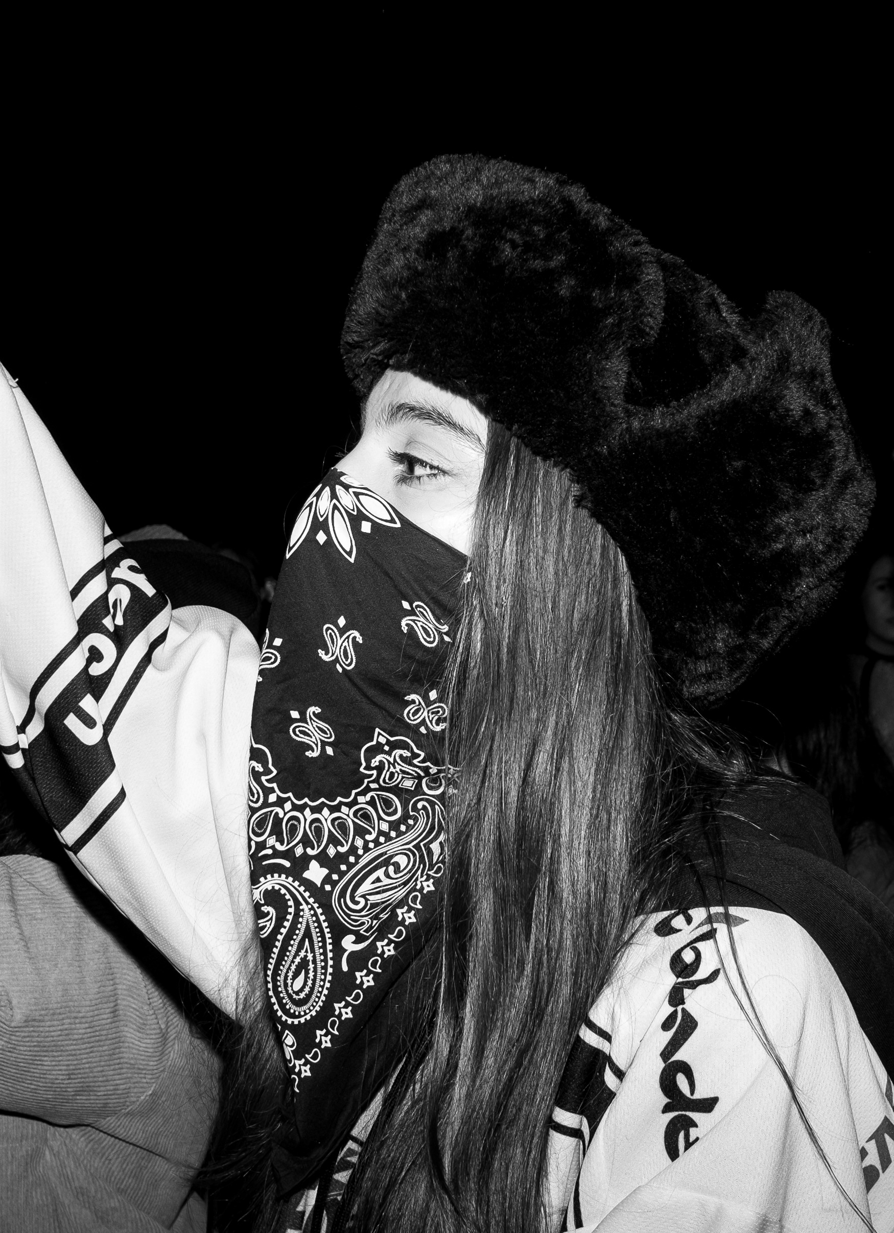 Noi proteste anti-Georgescu. anti-fascism în Bucureşti Se strigă: „Legiunea nu face naţiunea” / „Nu votaţi un dictator, tinerii vă cer în cor”  Marţi la protestul ce se intitulează "anti-fascist" participă în jur de 1000 de personae la Universitate. De la protest au trasmis LIVE pe reţelele de socializare şi formaţiunile politice REPER şi SENS.