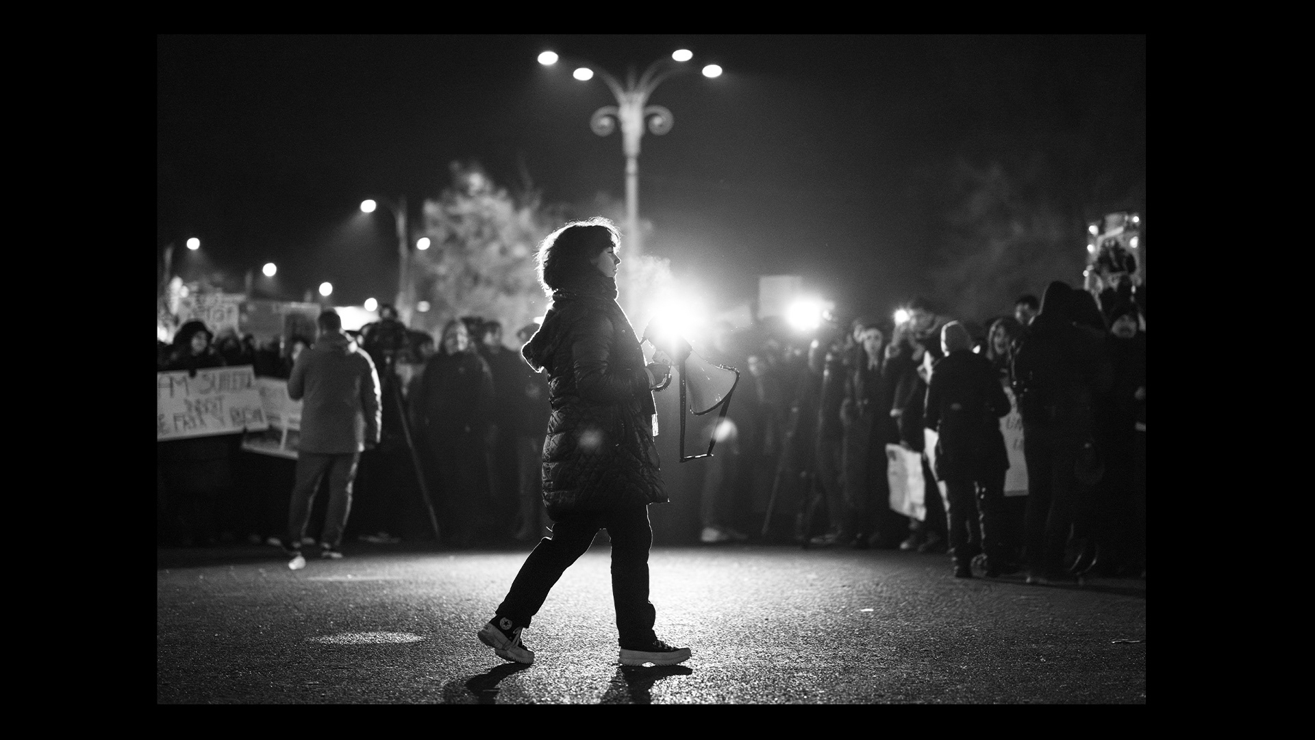 O nouă manifestaţie anti-Călin Georgescu este în desfăşurare în Bucureşti, dar şi în alte oraşe din ţară precum Braşov, Timişoara, Iaşi şi Sibiu
