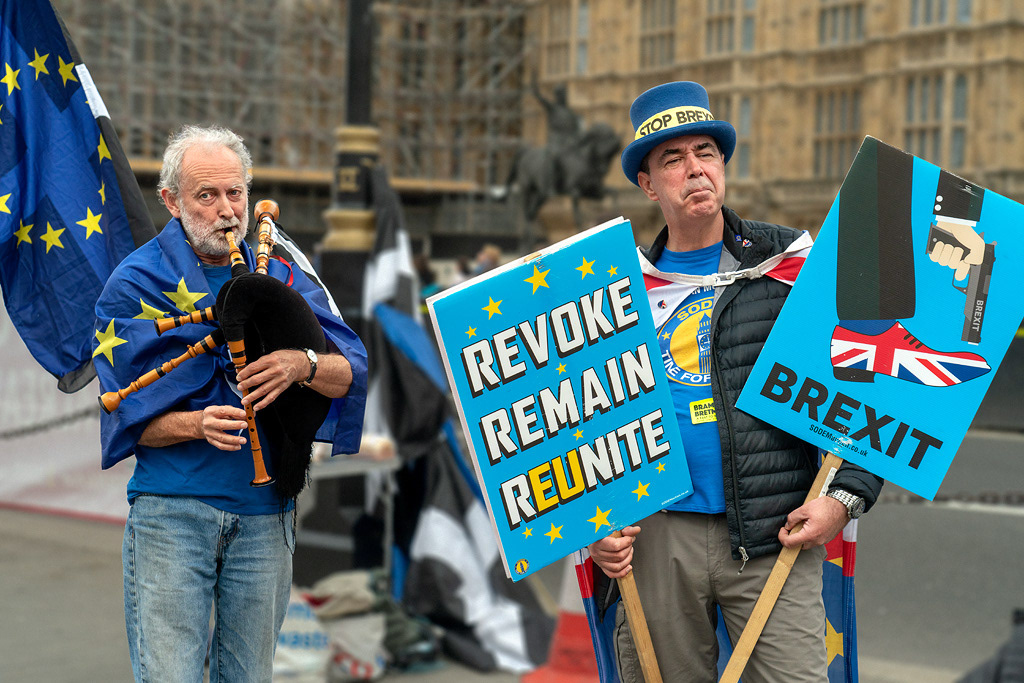 Remainers launch bagpipes attack against the Government
