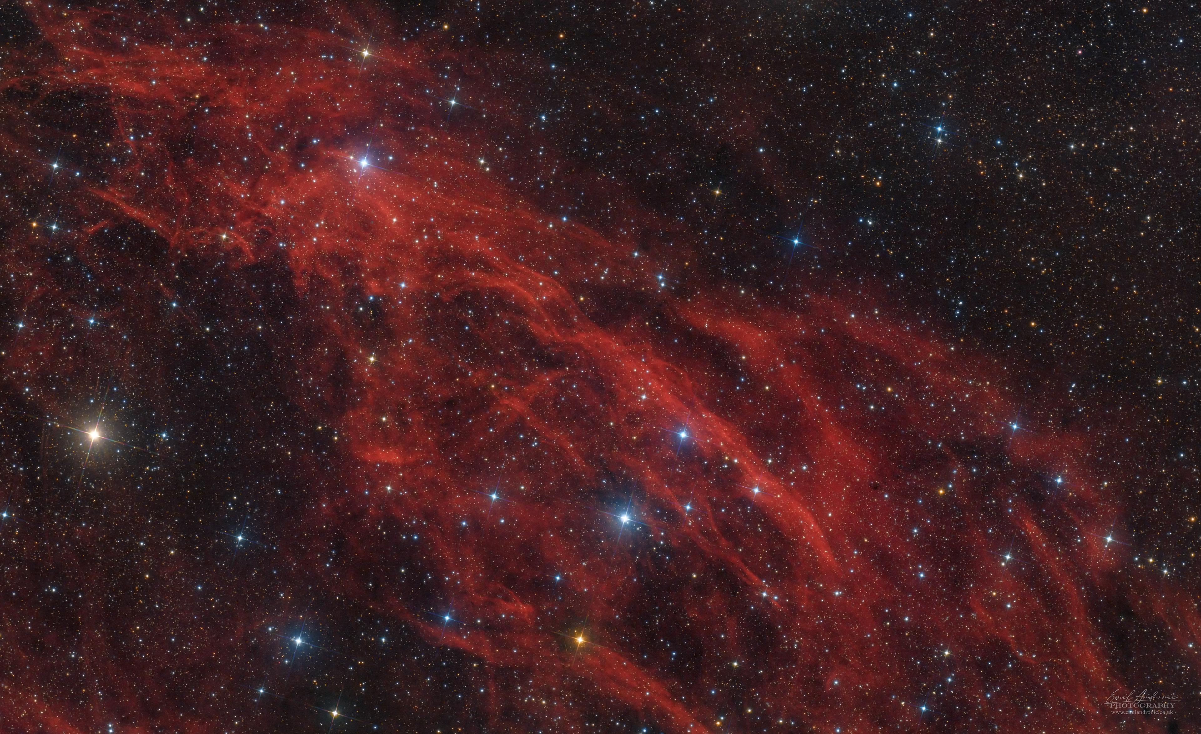 Wispy Hydrogen clouds in a sea of stars