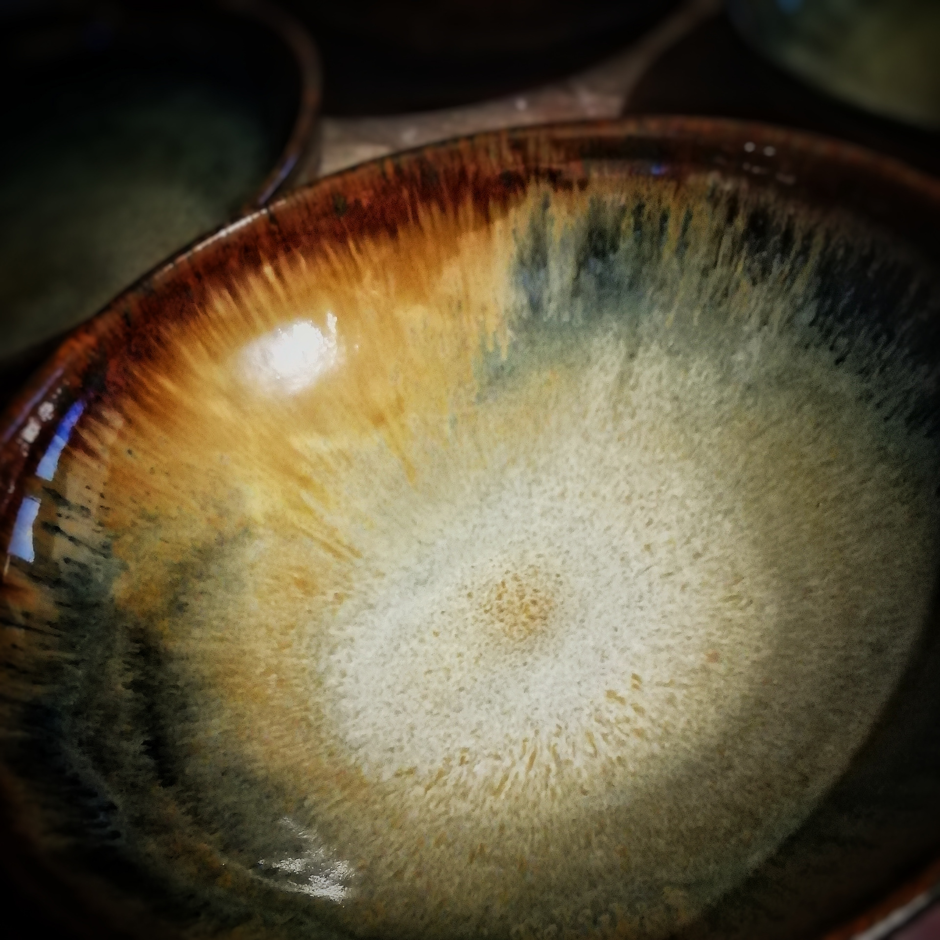 Assiette profonde aux teintes mêlées de rouille, de gris et de bleuté