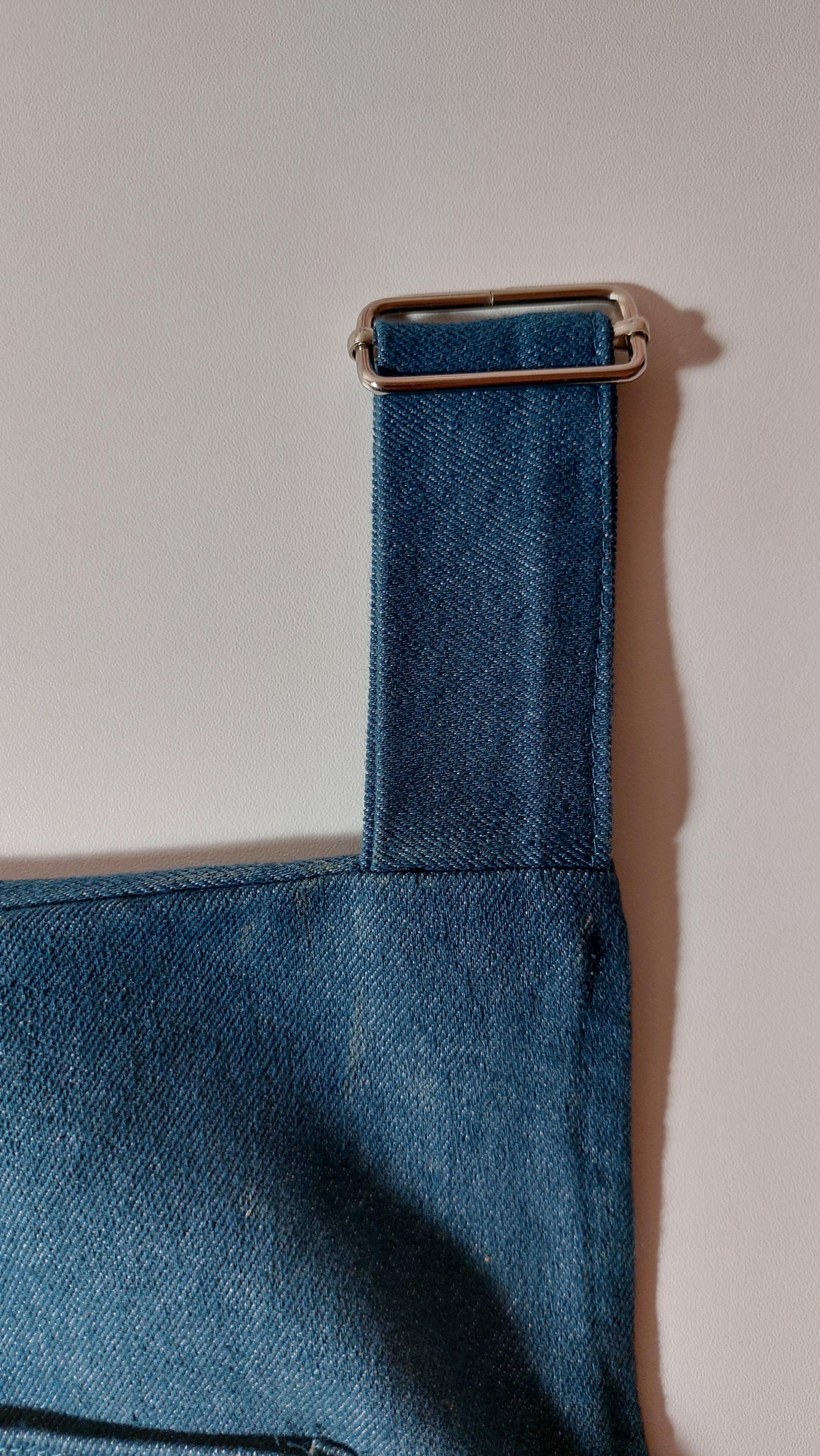Détail de la boucle du tablier de potier