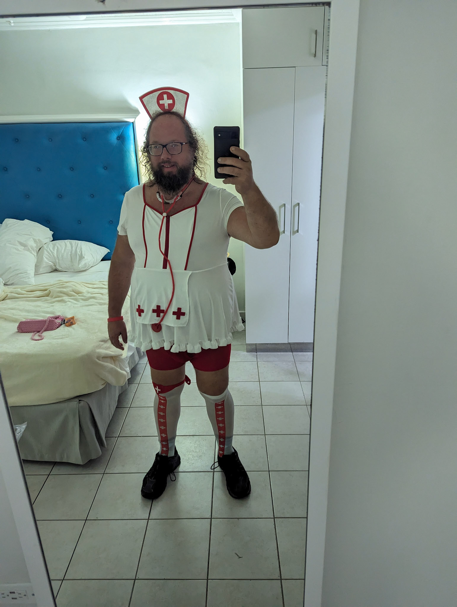 Yes the purse on the bed is Steve's