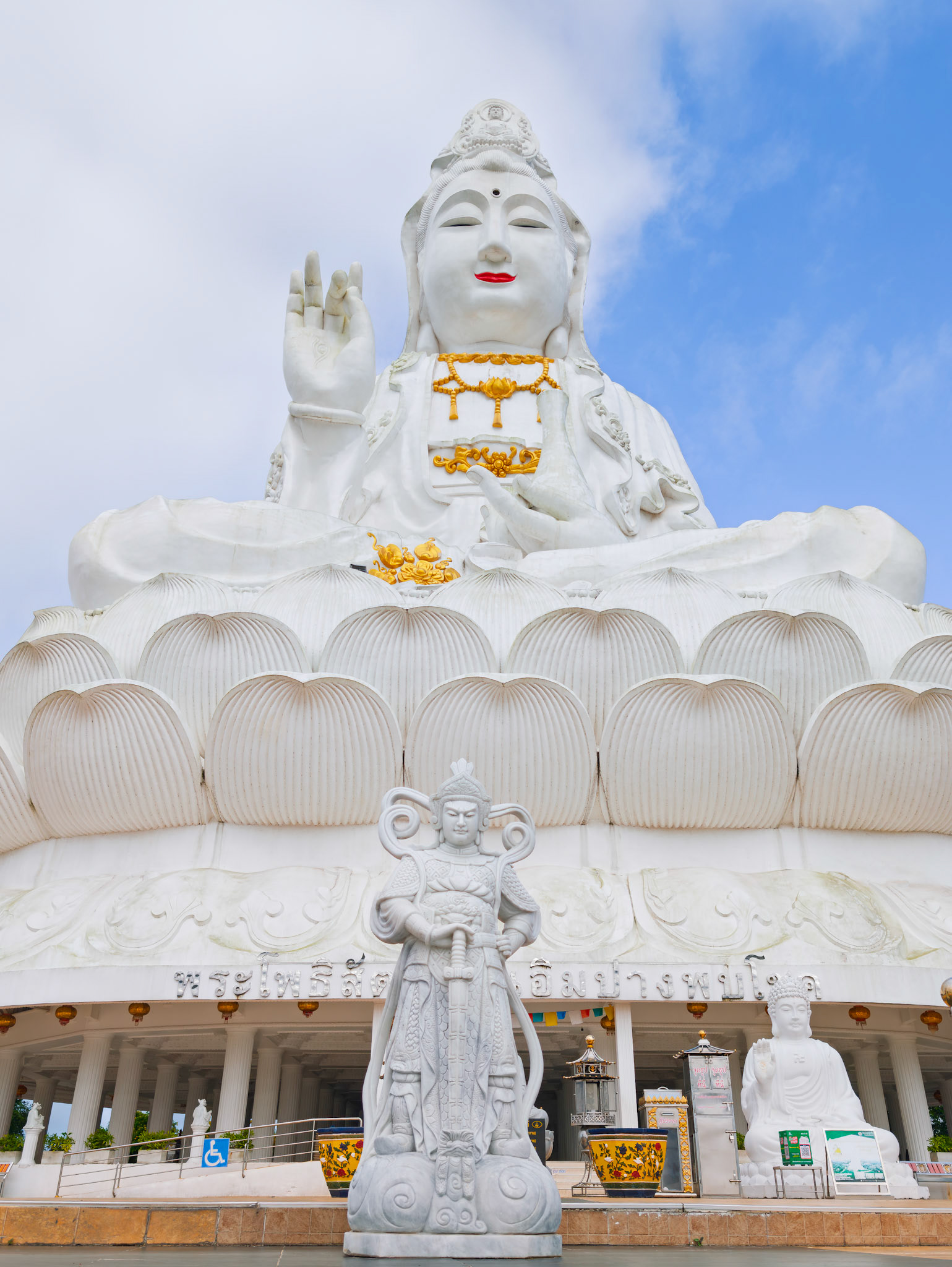Chiang Rai - Wat Huay Pluak (The White Buddha Temple)