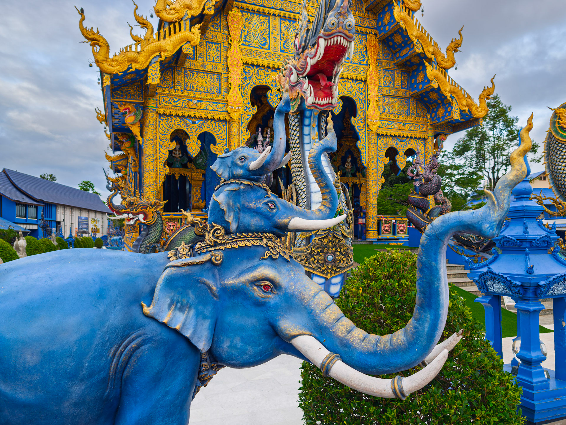Chiang Rai - Wat Rong Suea Ten or "Blue Temple"
