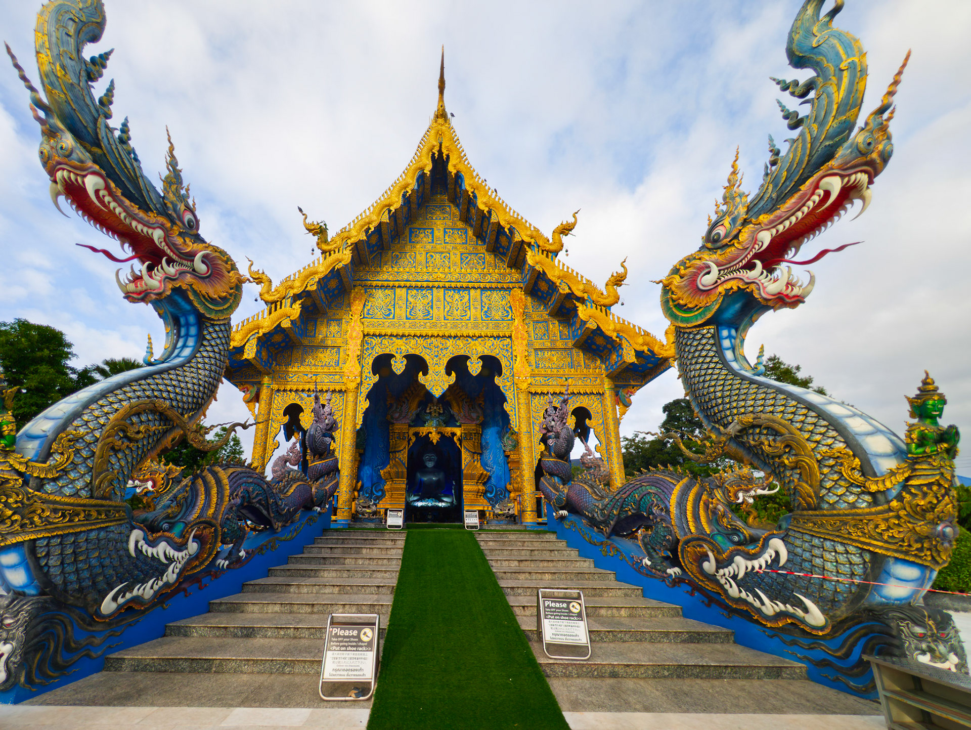 Chiang Rai - Wat Rong Suea Ten or "Blue Temple"