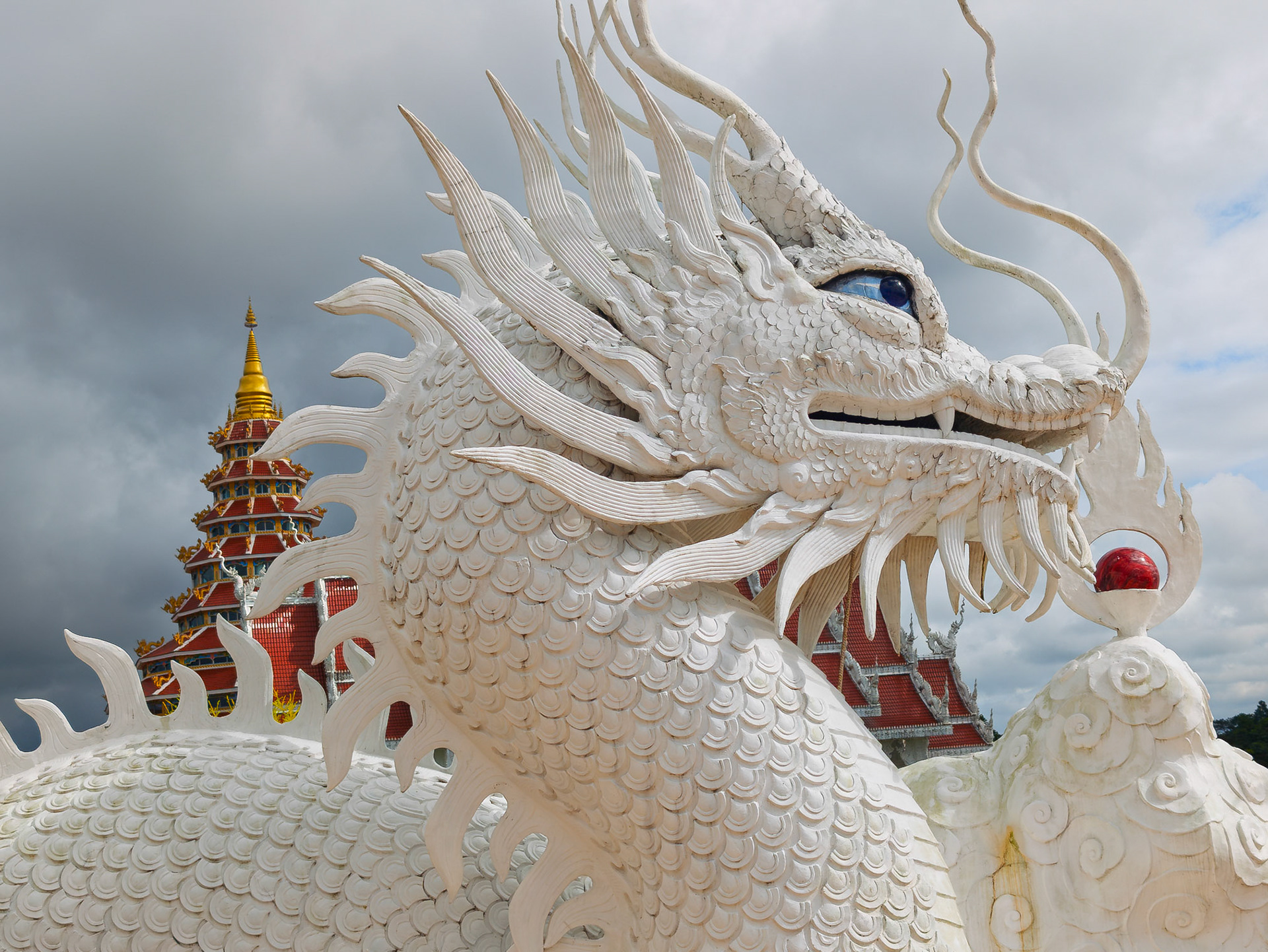 Chiang Rai - Wat Huay Pluak (The White Buddha Temple)