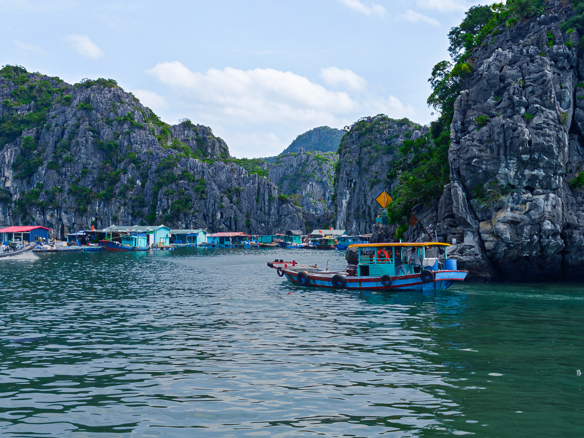 Cat Ba Island -Cai Beo Floating fishing village