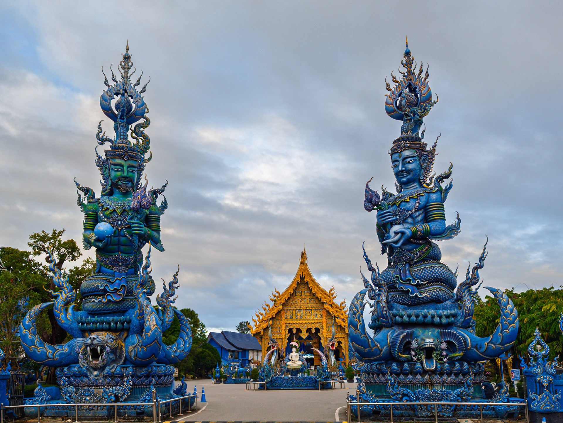 Chiang Rai - Wat Rong Suea Ten or "Blue Temple"