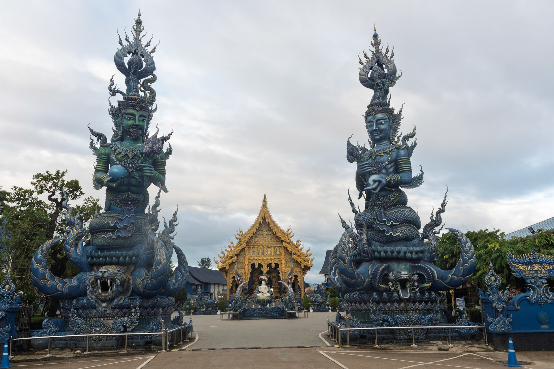 Chiang Rai - Wat Rong Suea Ten or "Blue Temple"