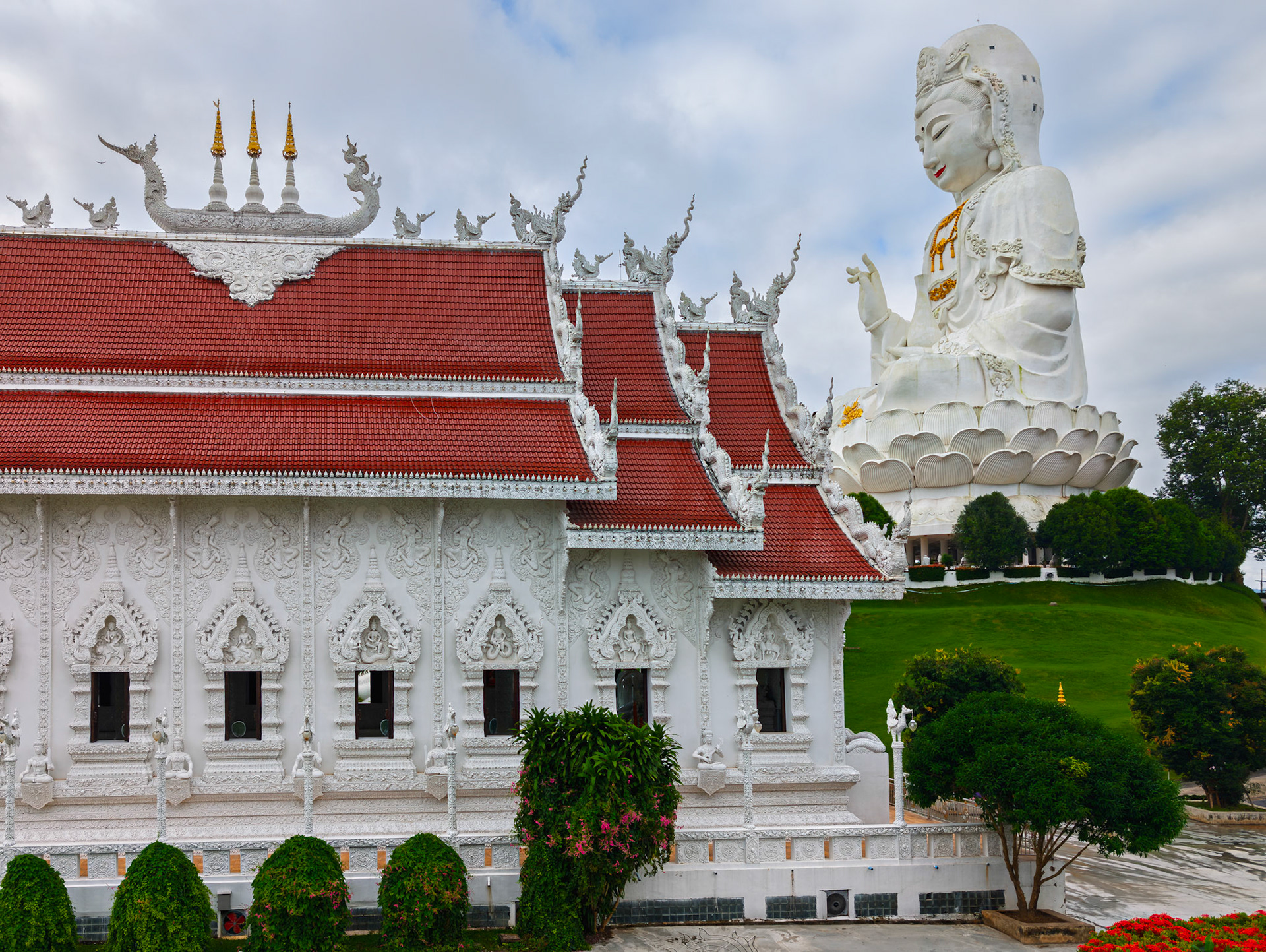 Chiang Rai - Wat Huay Pluak (The White Buddha Temple)