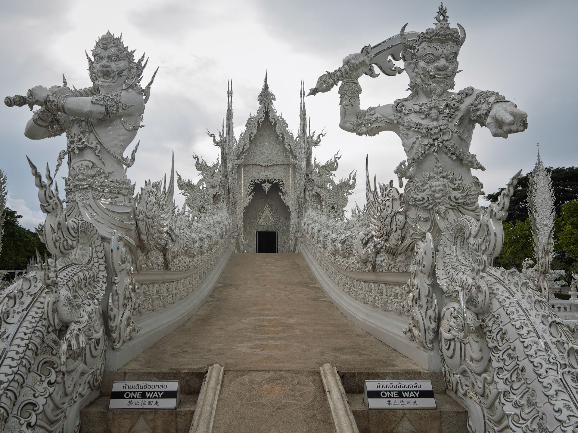 Chiang Rai - Wat Rong Khun or "white Temple"