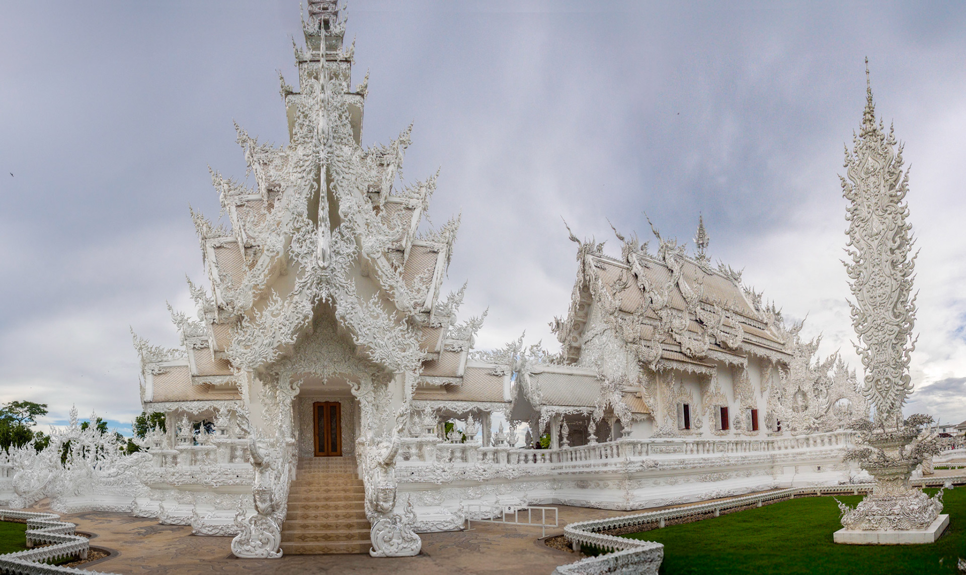 Chiang Rai - Wat Rong Khun or "White Temple"