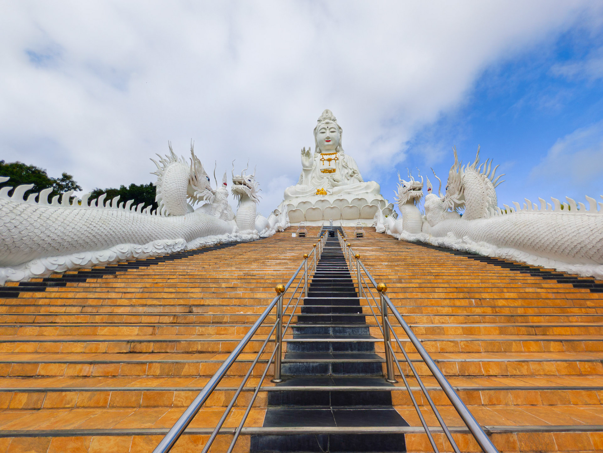 Chiang Rai - Wat Huay Pluak (The White Buddha Temple)