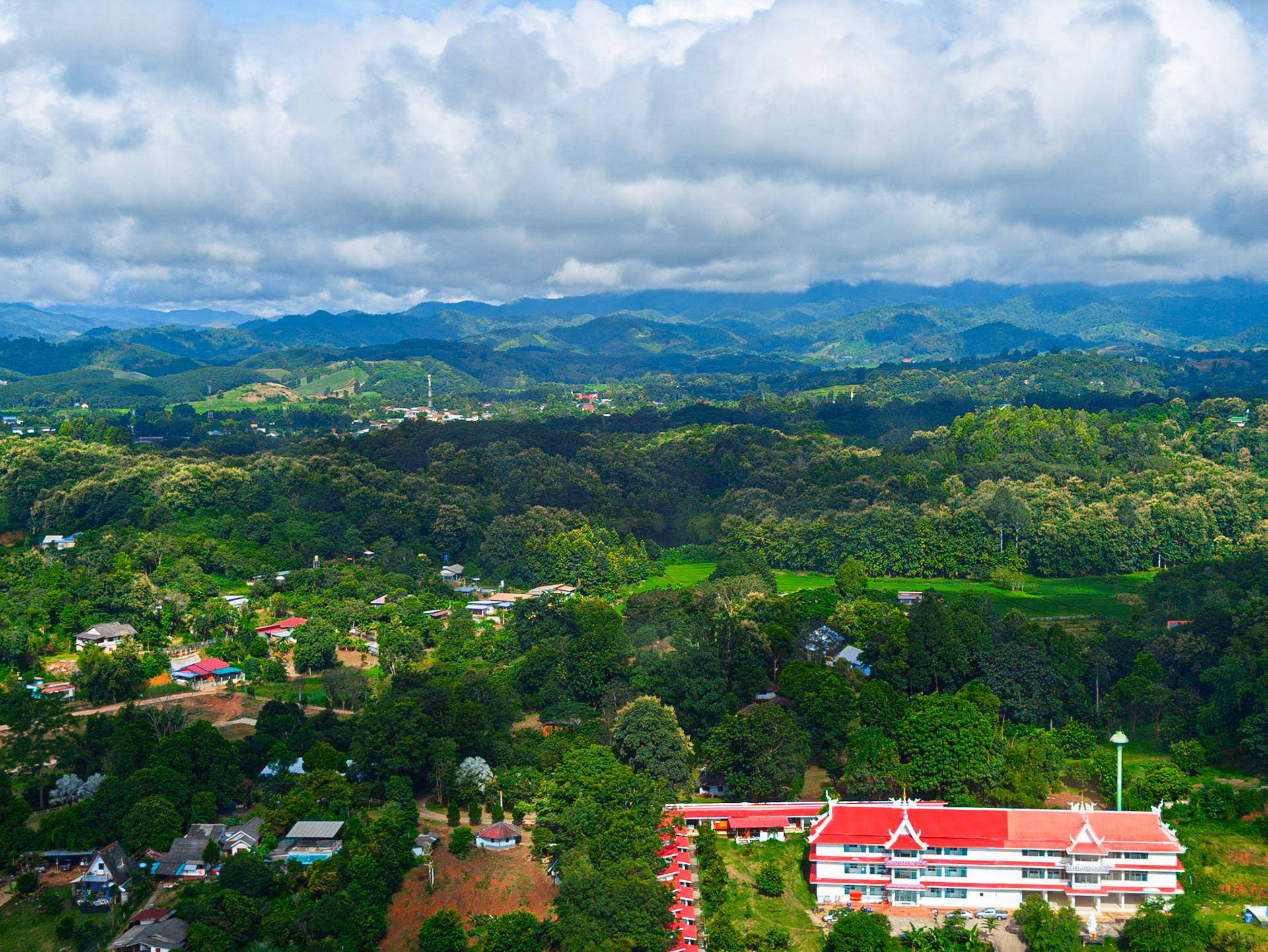 Chiang Rai - Wat Huay Pluak (The White Buddha Temple)