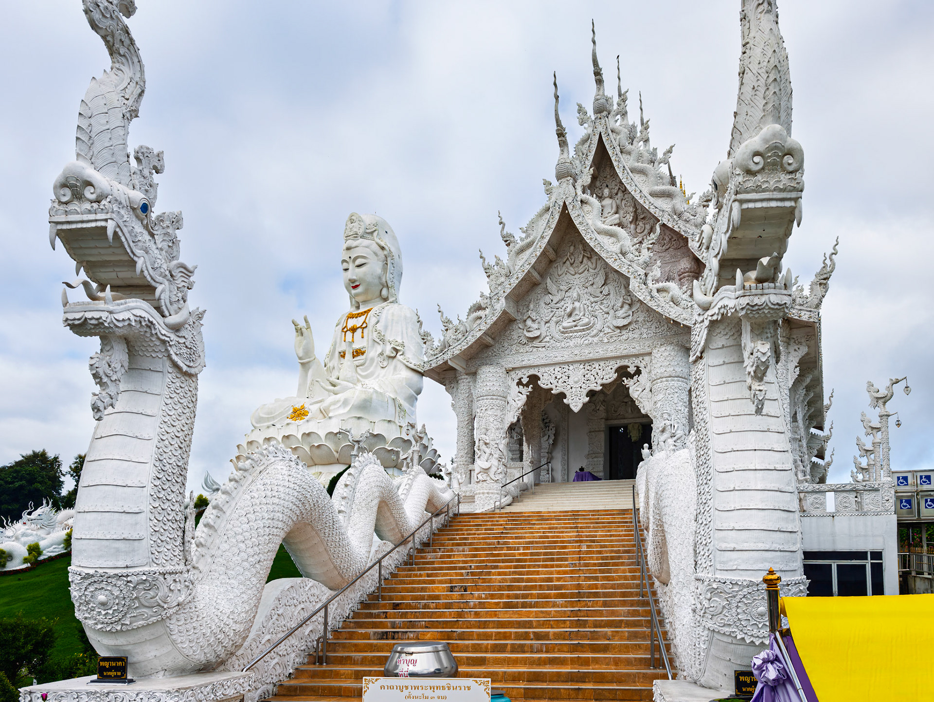Chiang Rai - Wat Huay Pla Kung (The Dragon Temple)