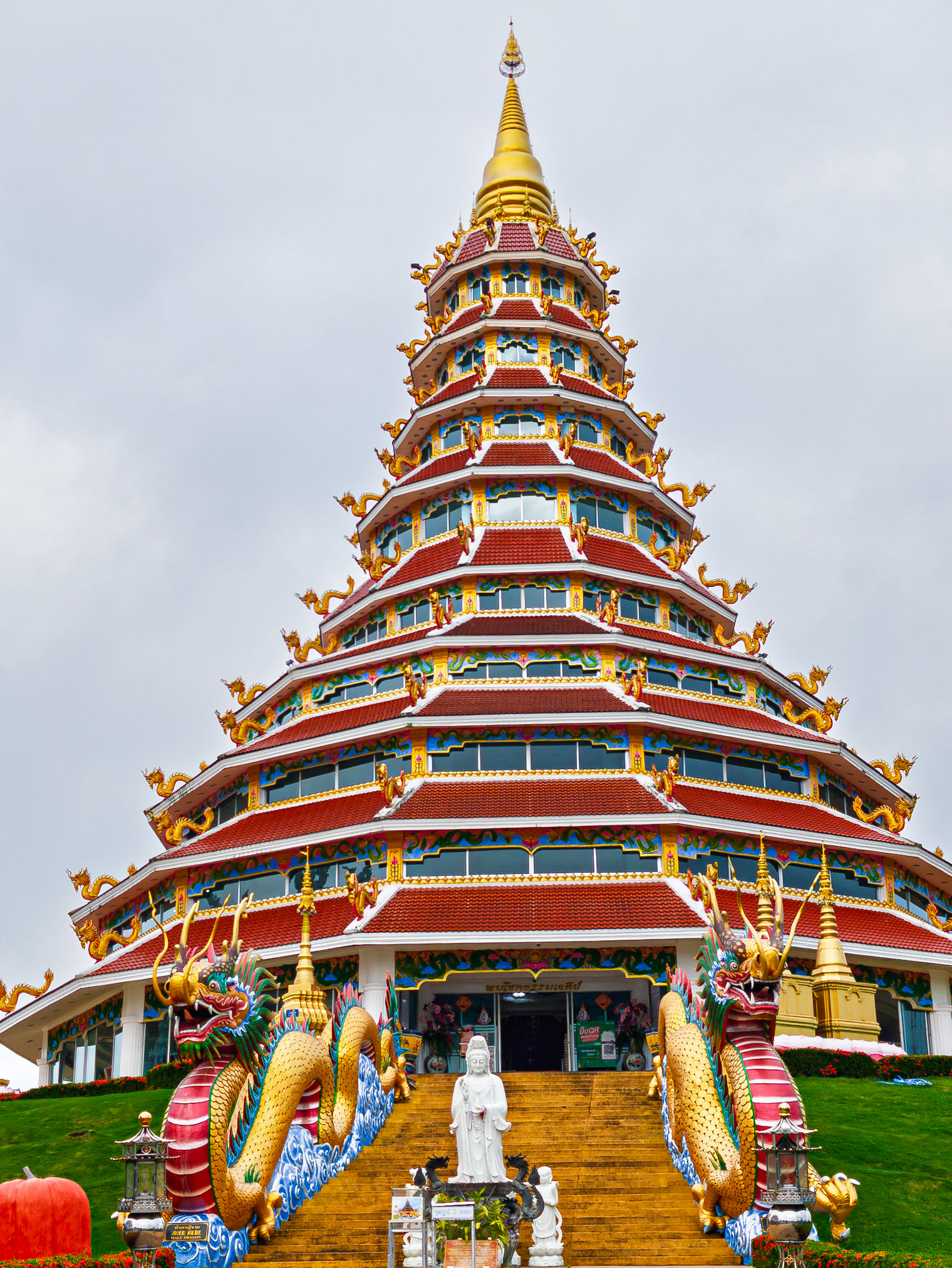 Chiang Rai - Wat Huay Pla Kung (The Dragon Temple)