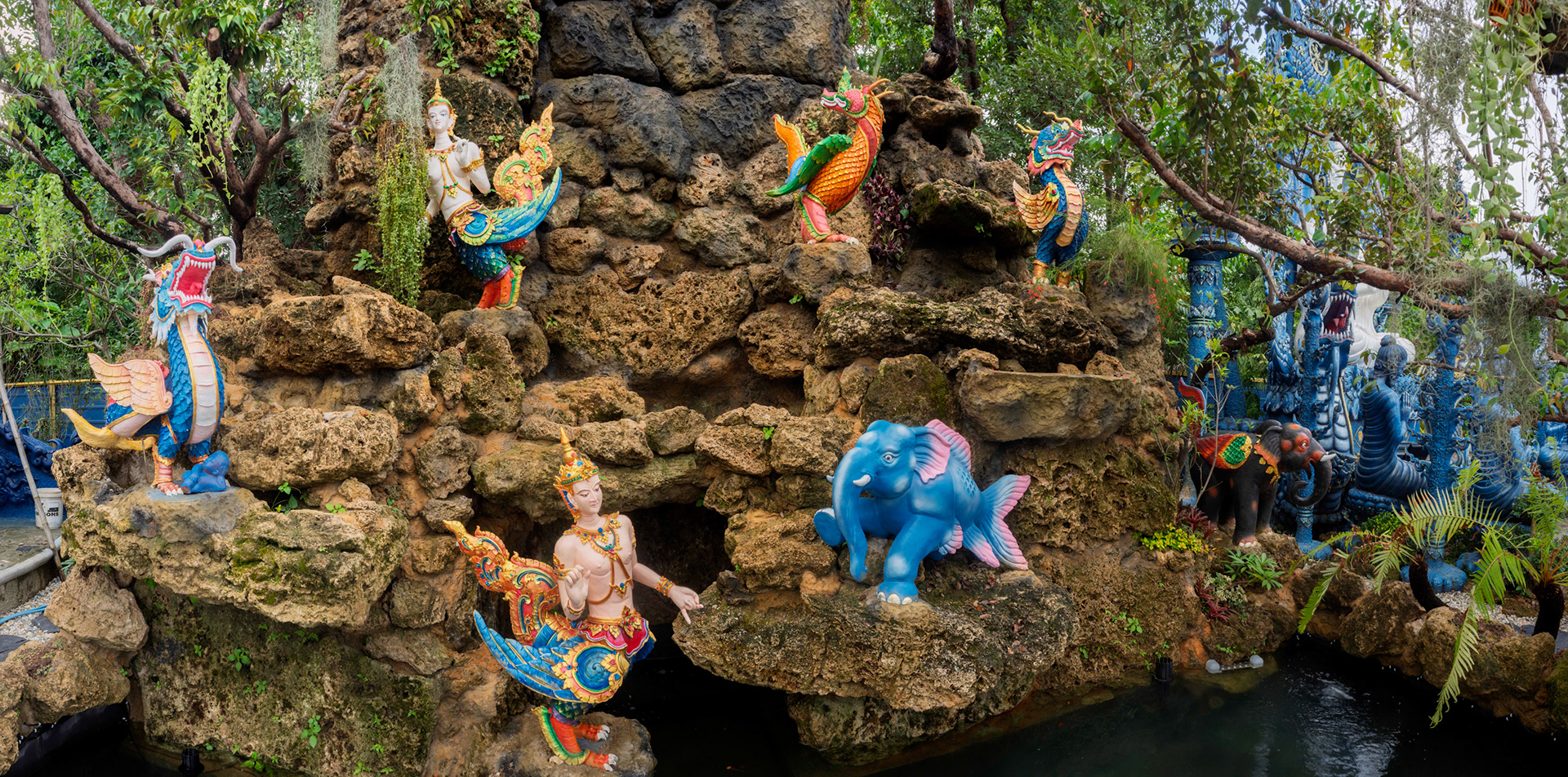 Chiang Rai - Wat Rong Suea Ten or "Blue Temple"