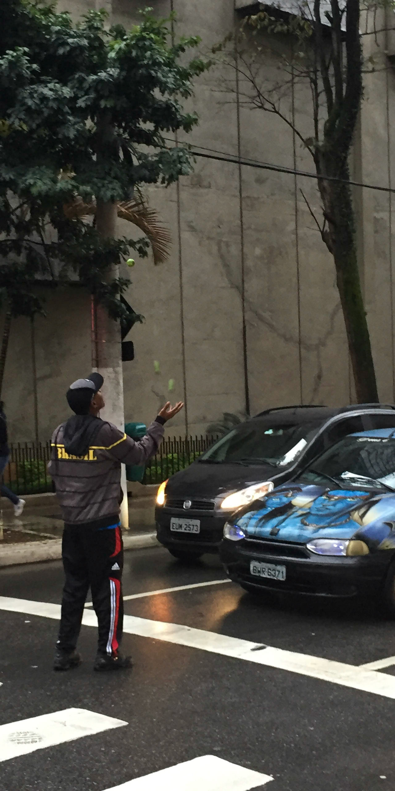 Man Juggling Limes for Traffic
