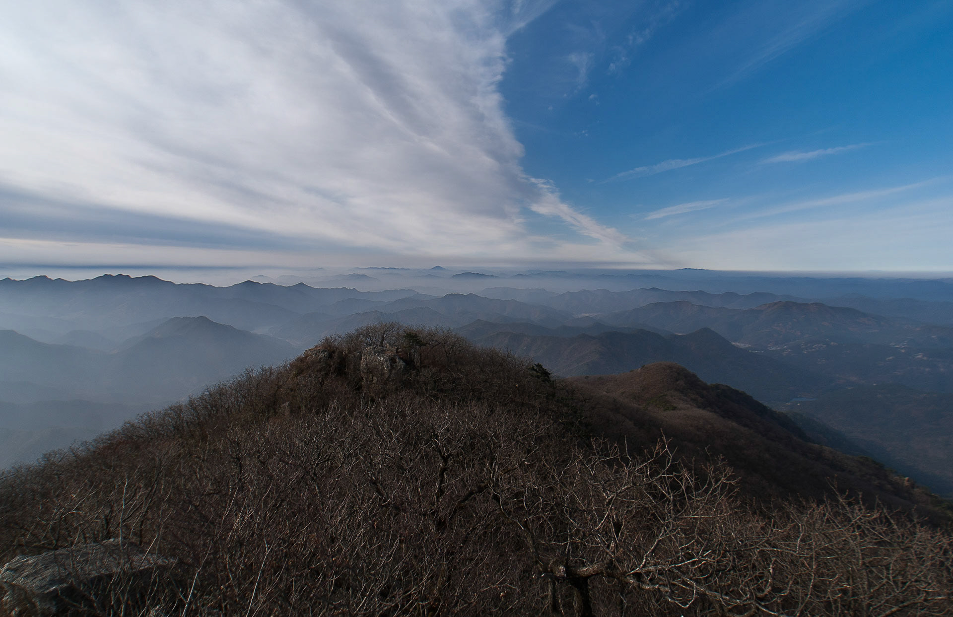 Views south from Cheonwang-bong 1050m in Sokli-san. 
