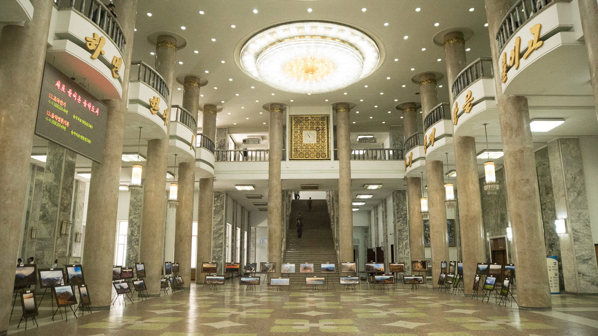 Pyongyang exhibition (2015) at the Grand Peoples Study House 인민대학습당.