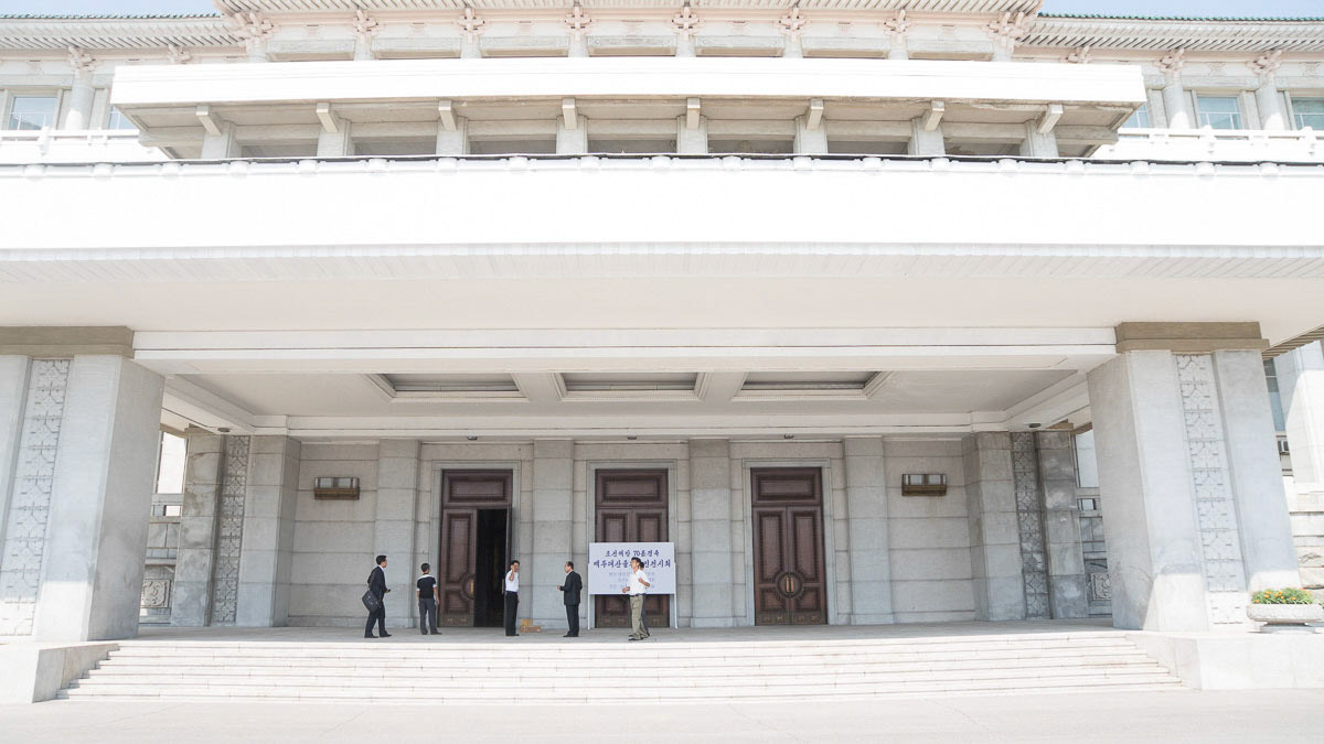Pyongyang exhibition (2015) at the Grand Peoples Study House 인민대학습당.