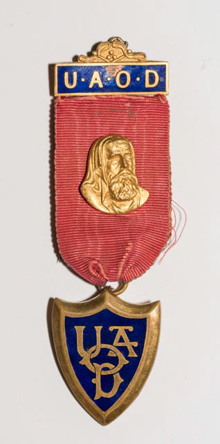 472