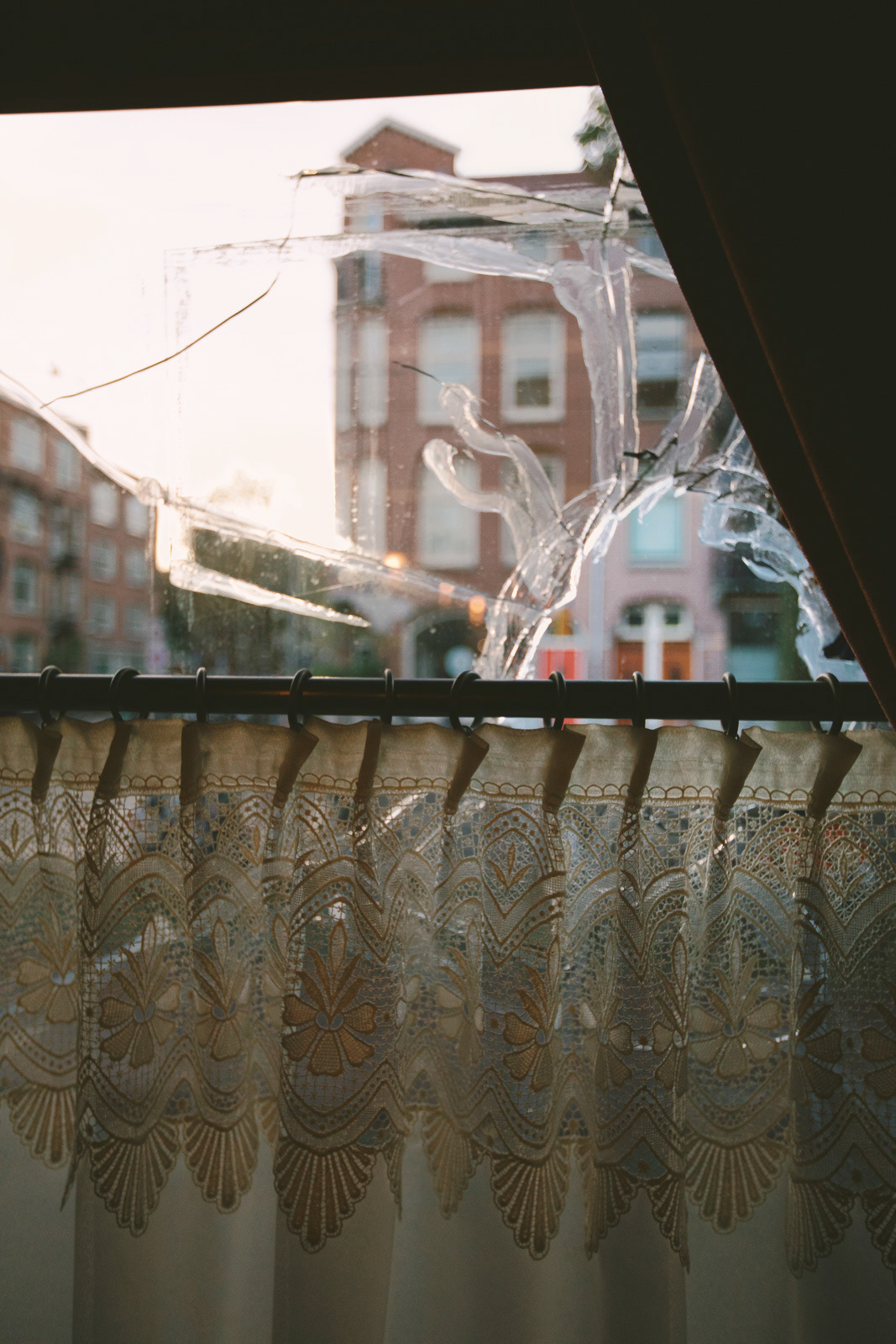 Het gat in het raam; de kozijnen zijn rot ; alleen de eigenaar van het pand kan dit oplossen