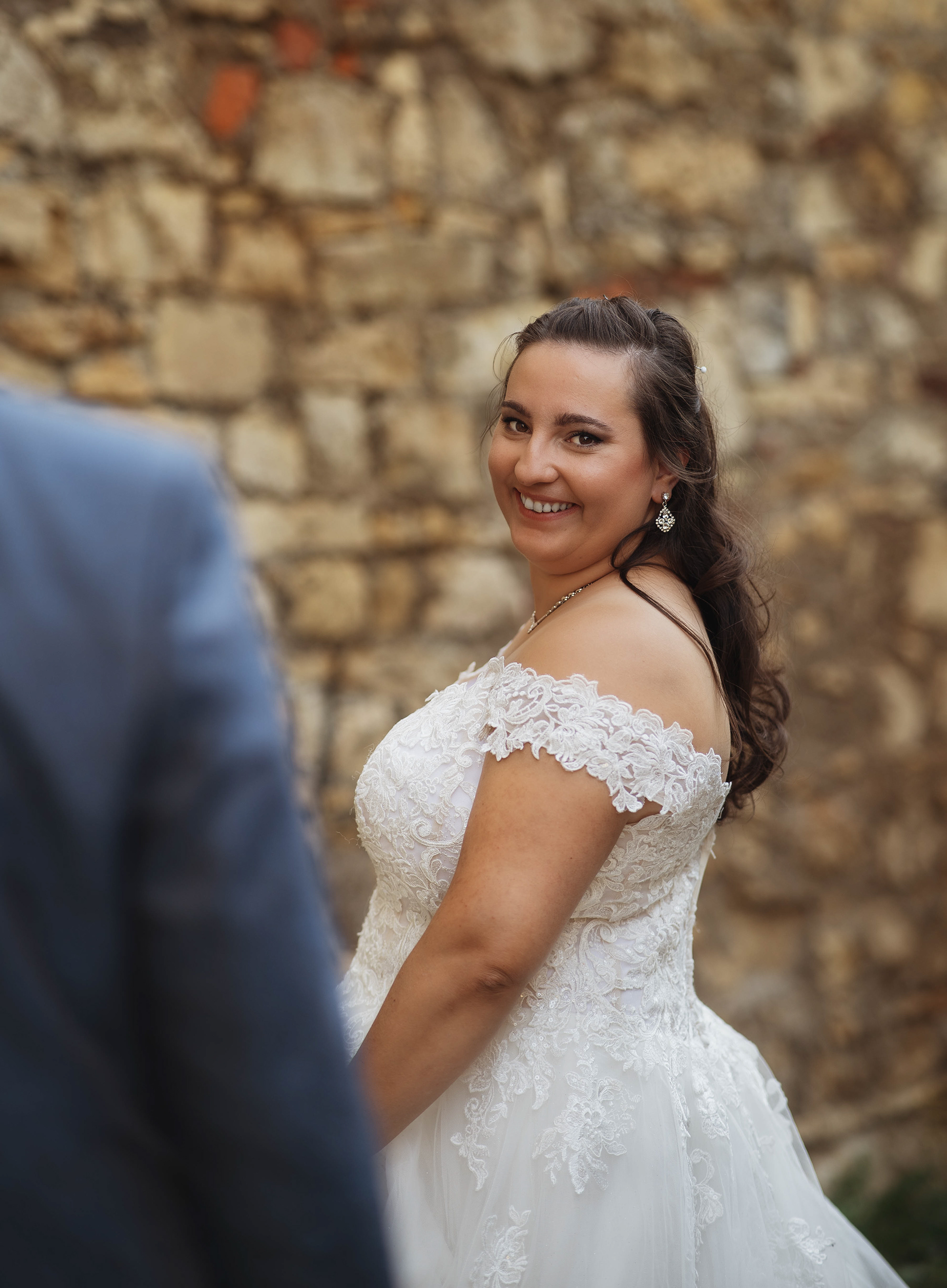 Detailaufnahmen der After‑Wedding‑Session – Brautpaar auf der Burg Rötteln