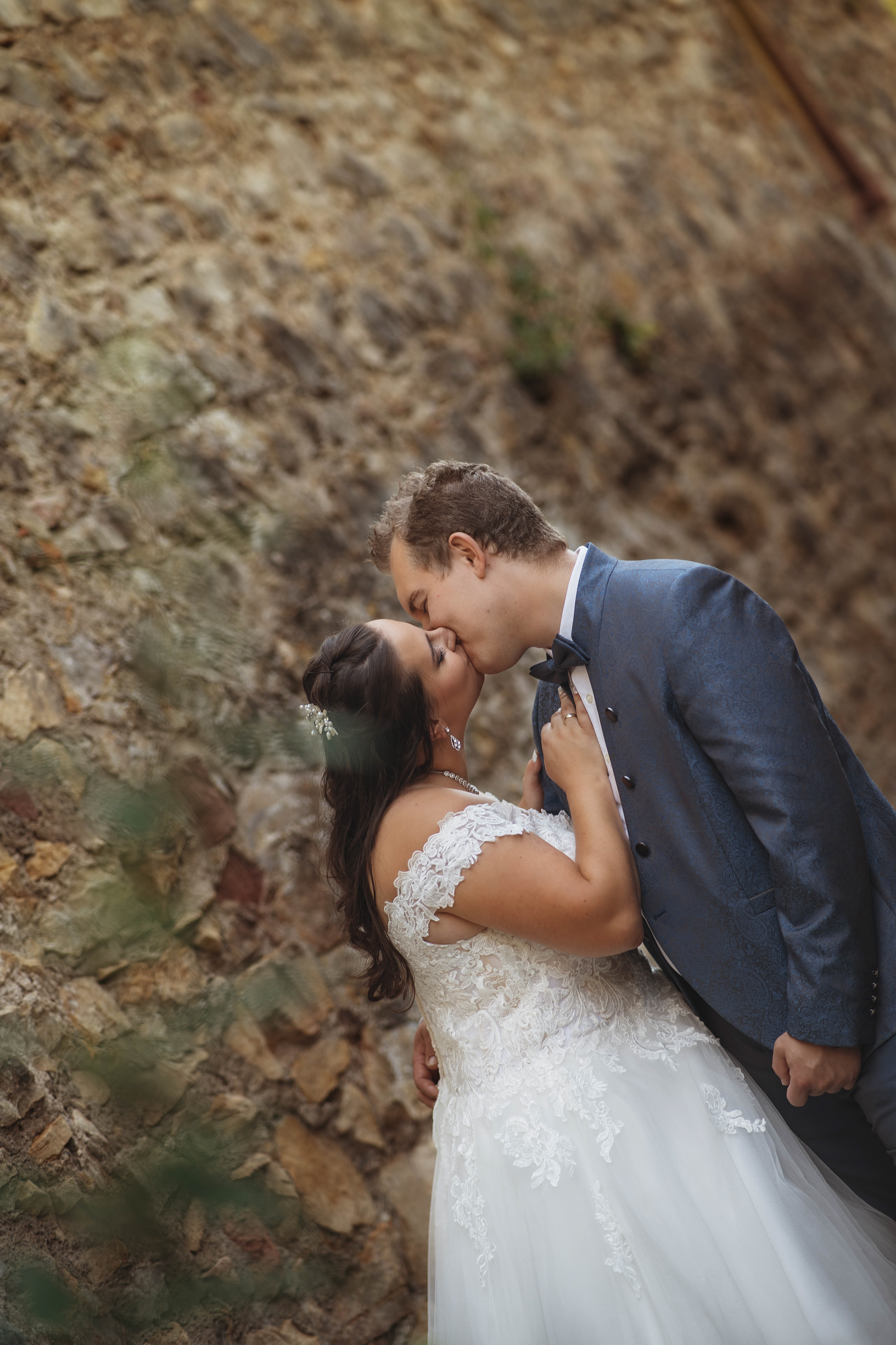 Detailaufnahmen der After‑Wedding‑Session – Brautpaar auf der Burg Rötteln