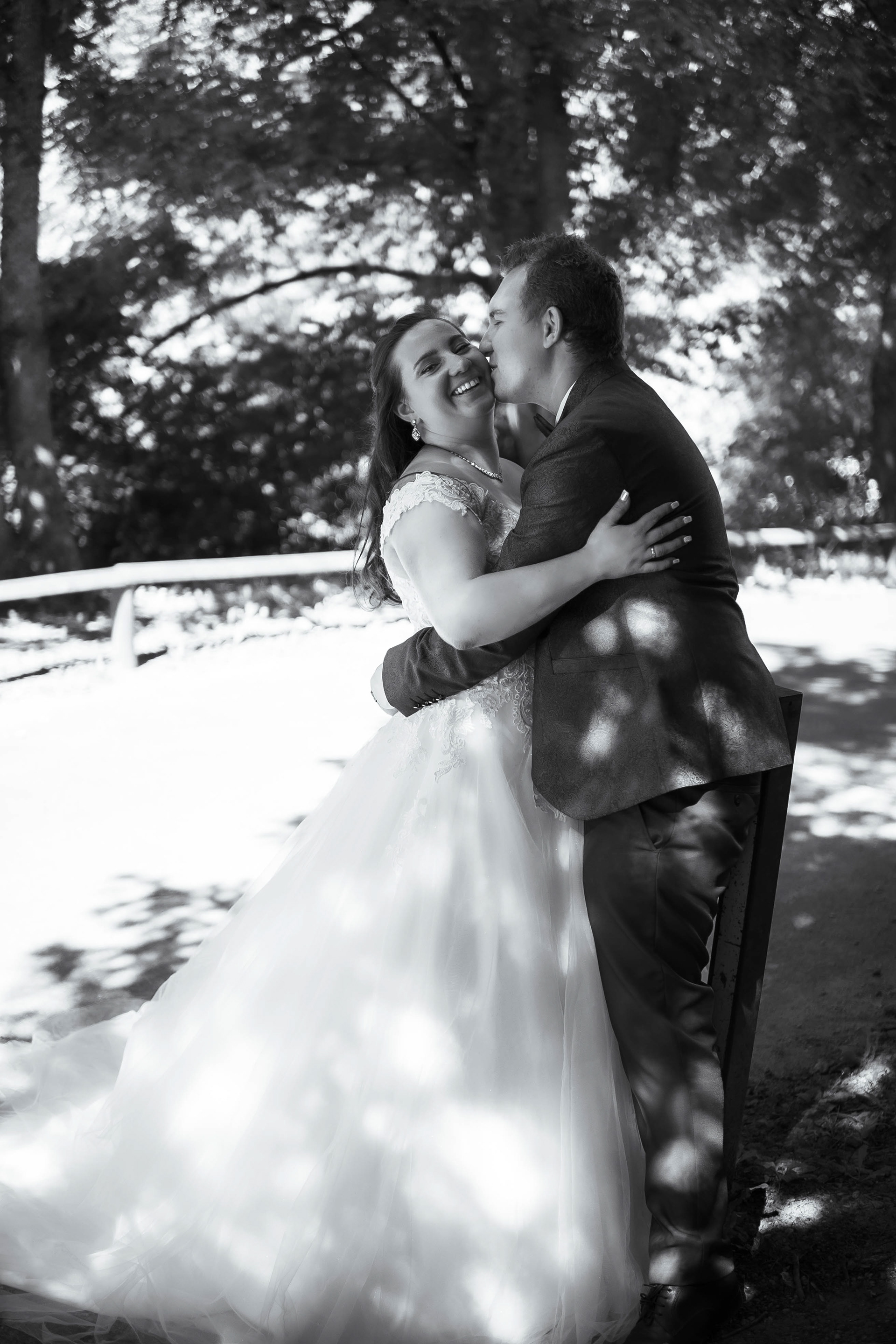 Detailaufnahmen der After‑Wedding‑Session – Brautpaar auf der Burg Rötteln
