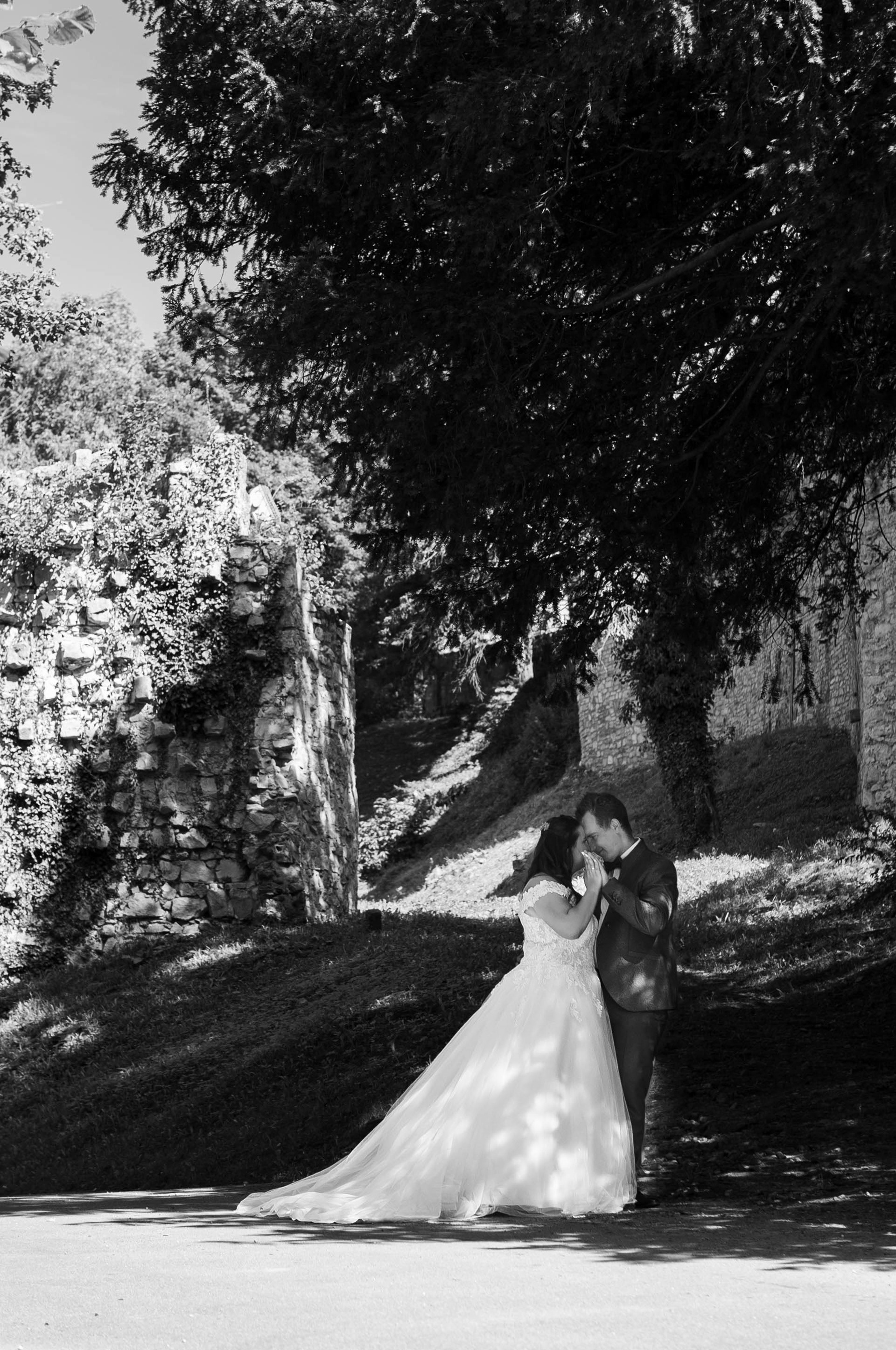 Detailaufnahmen der After‑Wedding‑Session – Brautpaar auf der Burg Rötteln
