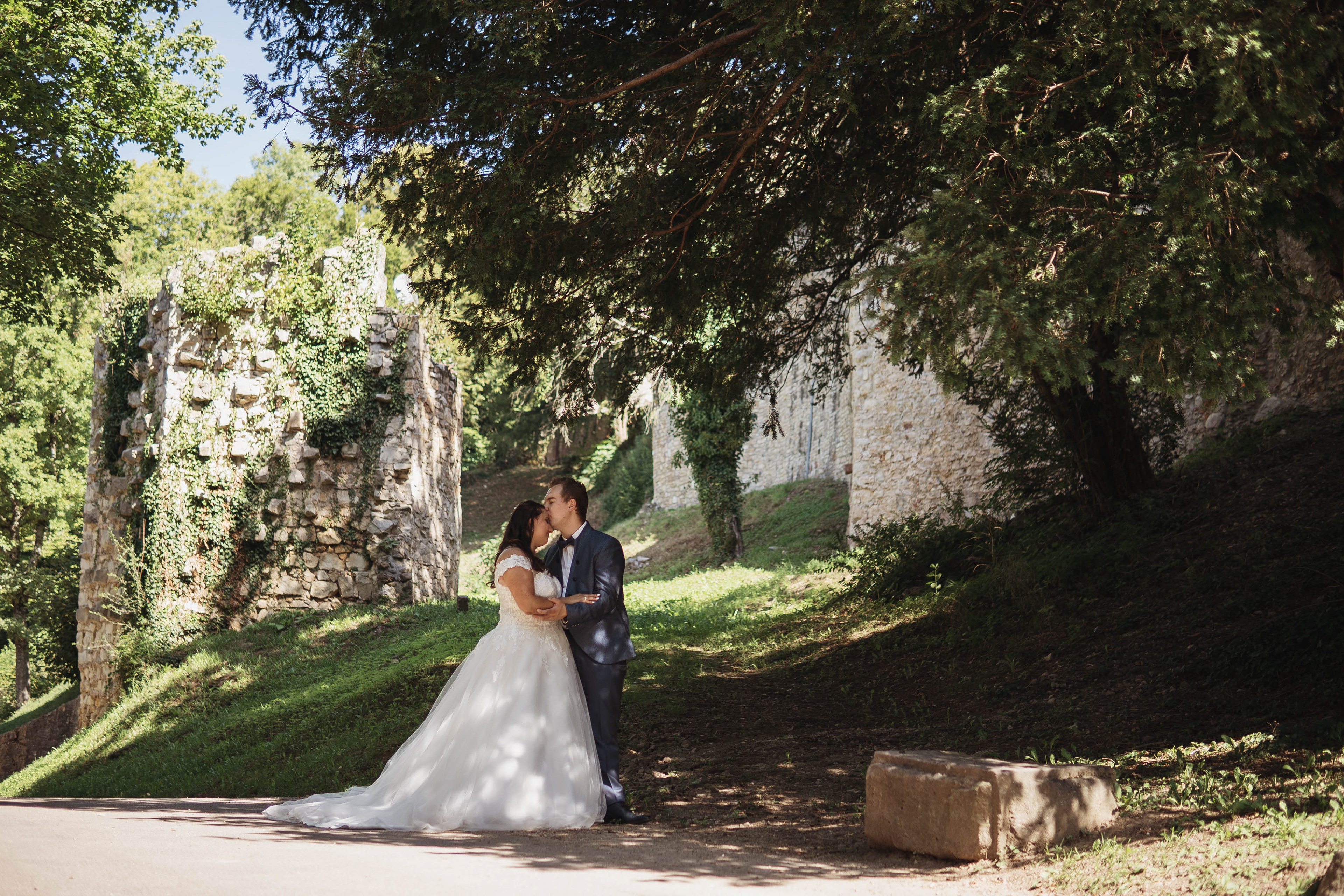 Detailaufnahmen der After‑Wedding‑Session – Brautpaar auf der Burg Rötteln
