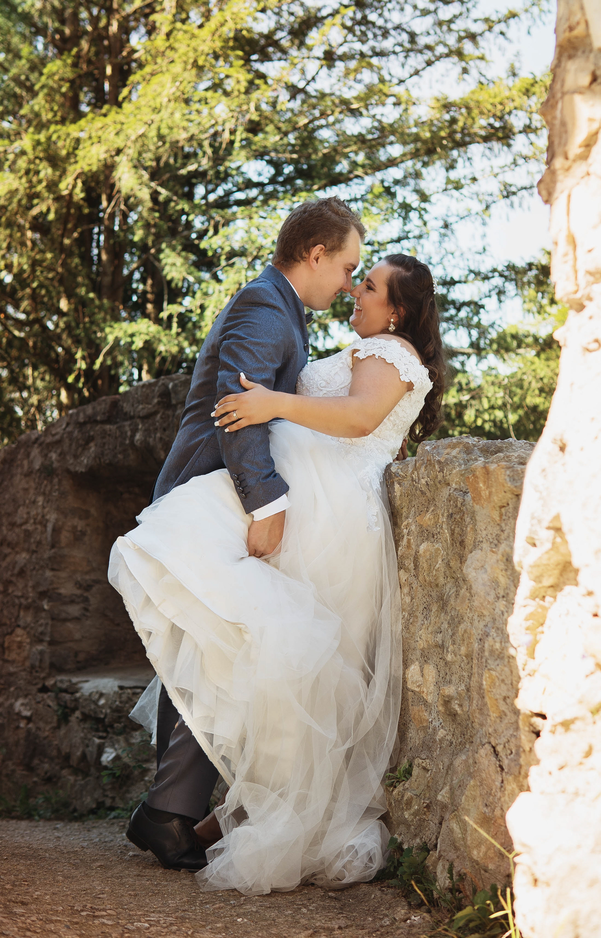 Hochzeitsfotos des Brautpaares auf der Burg Rötteln – natürliche und emotionale Aufnahmen