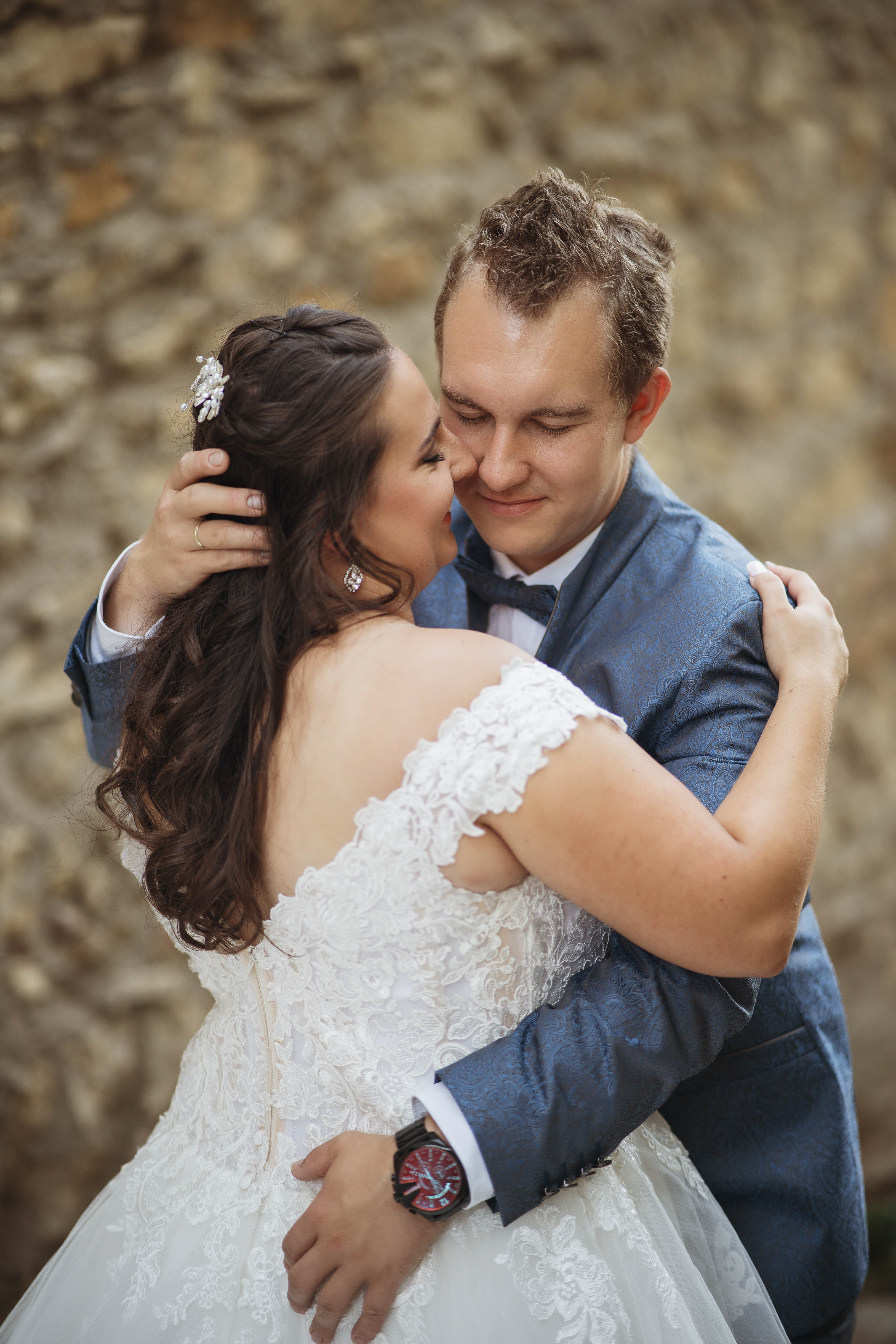 Hochzeitsfotos des Brautpaares auf der Burg Rötteln – natürliche und emotionale Aufnahmen