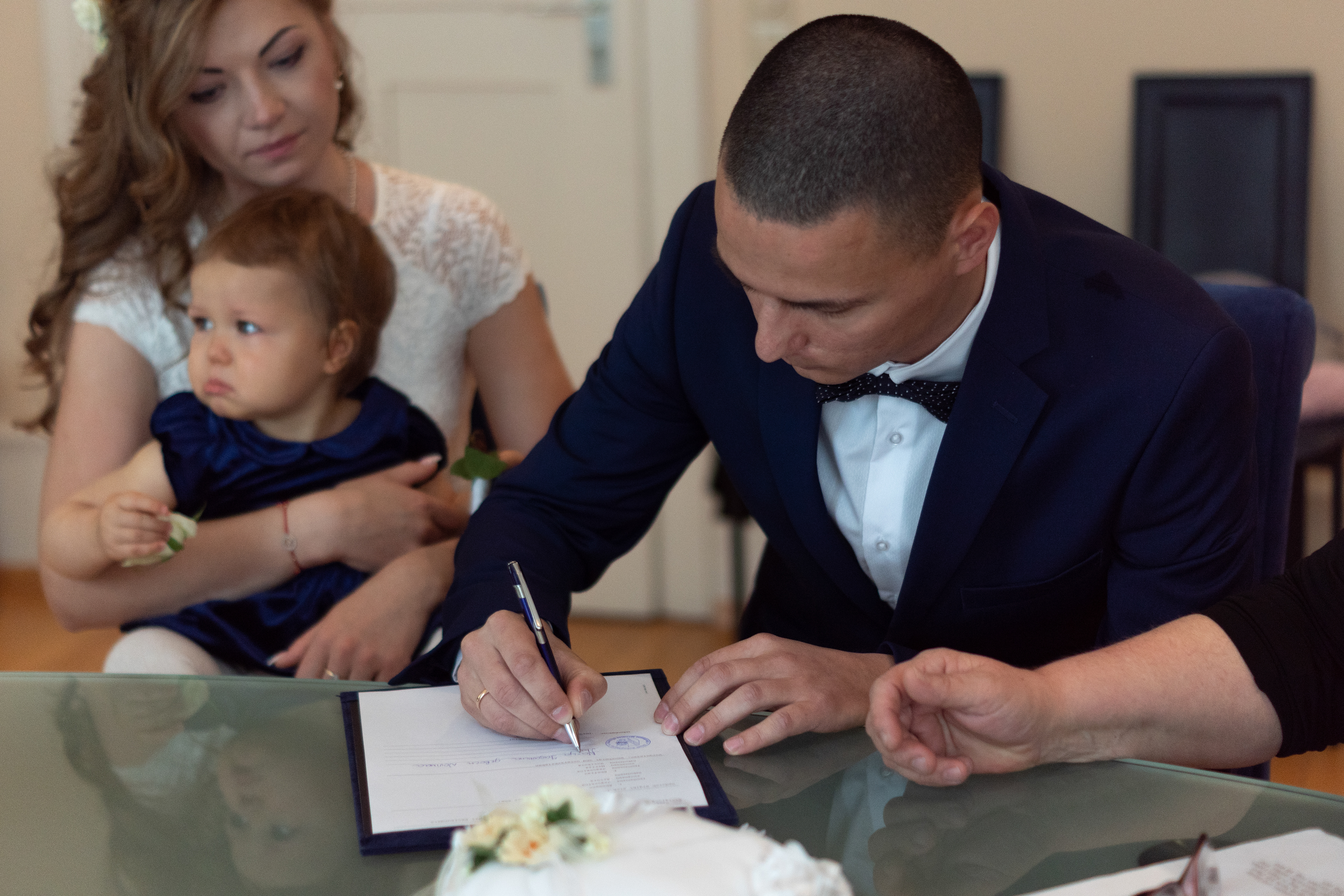 Brautpaar bei der standesamtlichen Hochzeit – professionelle Hochzeitsfotografie Schopfheim