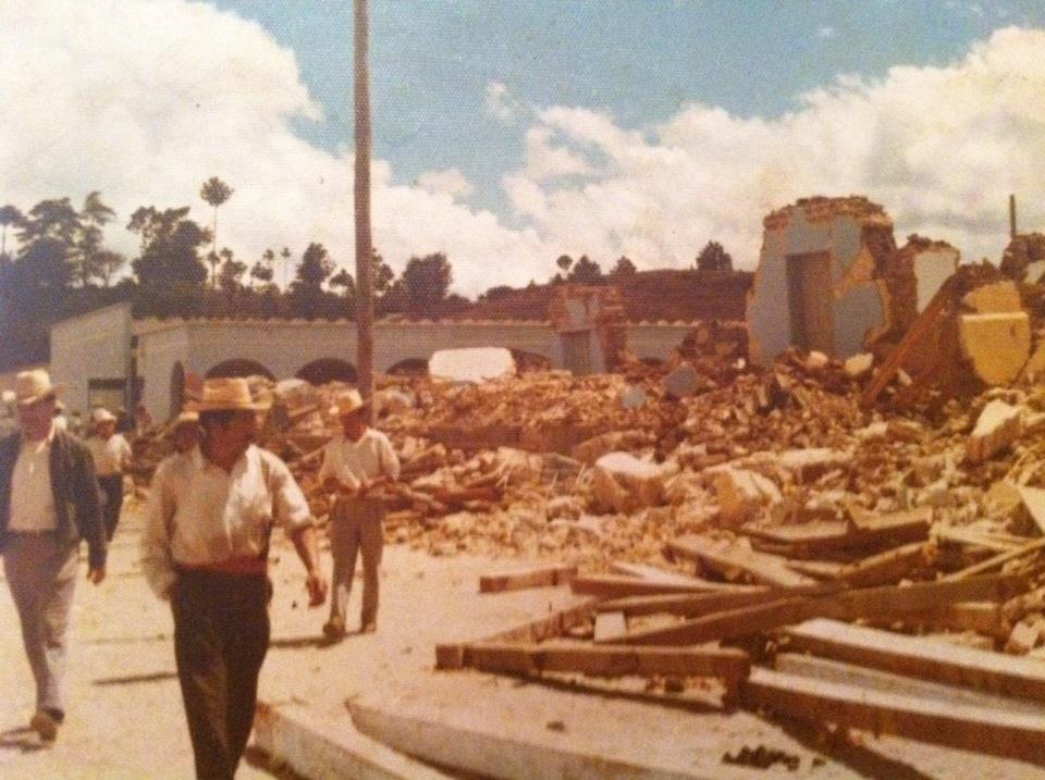 Casa Real, de San Martin Jilotepeque despues del terremoto tomada en febrero de 1976.