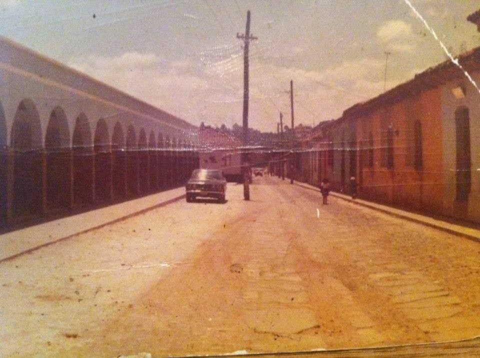 Calle principal de San Martin Jilotepeque, antes de terremoto de 1976. Guatemala.