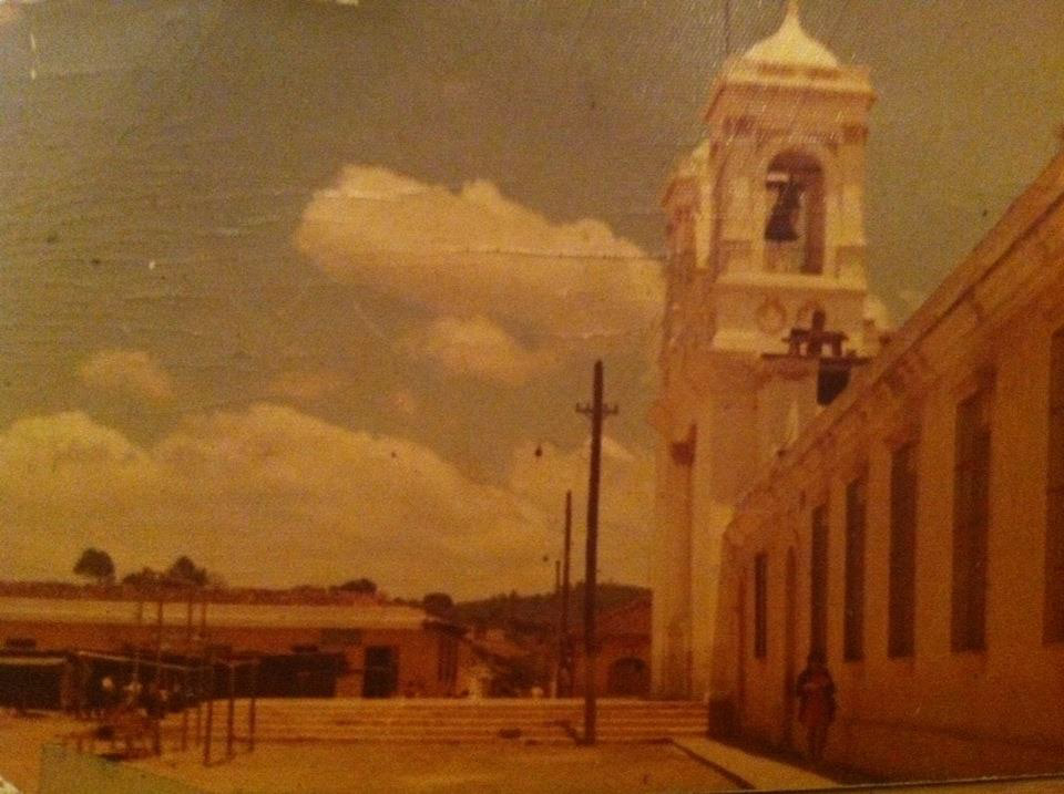 Iglesia Católica, y escuela de Niñas contruidas a finales del siglo XV de San Martin Jil. Chimaltenango, Guatemala. Tomada por Ramiro Martinez en Diciembre de 1975.